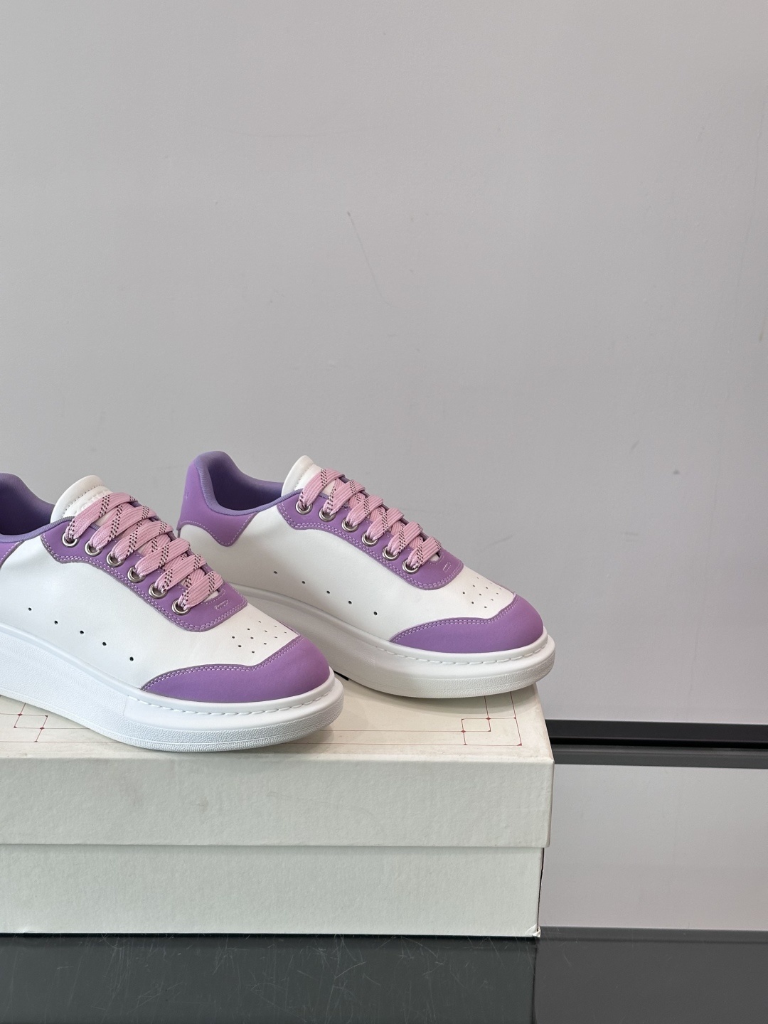 𝐀𝐥𝐞𝐱𝐚𝐧𝐝𝐞𝐫 𝐌𝐜𝐐𝐔𝐄𝐄𝐍亚历山麦昆情侣款‼️ 休闲鞋👟。终极版本 随意PK柜货 麦昆这鞋款一出