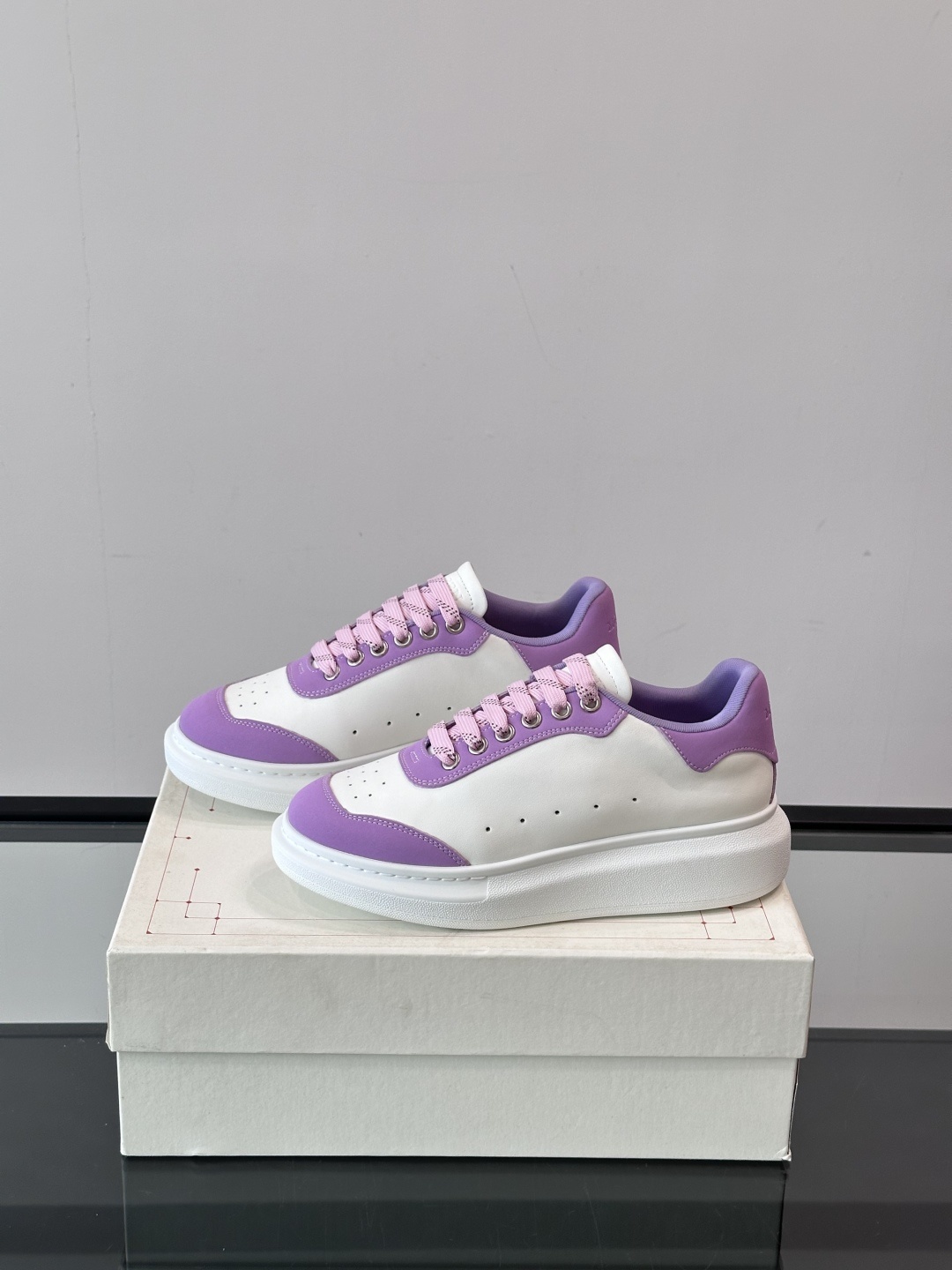 𝐀𝐥𝐞𝐱𝐚𝐧𝐝𝐞𝐫 𝐌𝐜𝐐𝐔𝐄𝐄𝐍亚历山麦昆情侣款‼️ 休闲鞋👟。终极版本 随意PK柜货 麦昆这鞋款一出