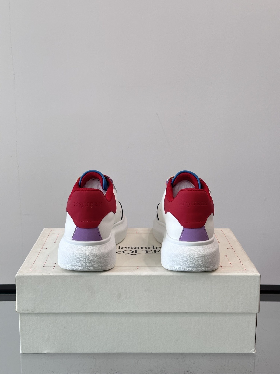 𝐀𝐥𝐞𝐱𝐚𝐧𝐝𝐞𝐫 𝐌𝐜𝐐𝐔𝐄𝐄𝐍亚历山麦昆情侣款‼️ 休闲鞋👟。终极版本 随意PK柜货 麦昆这鞋款一出