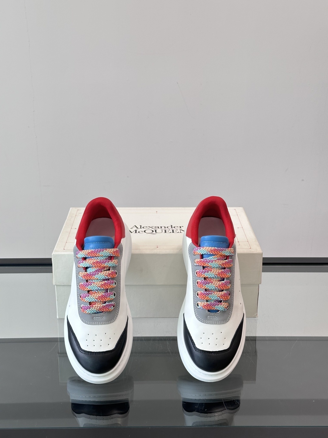 𝐀𝐥𝐞𝐱𝐚𝐧𝐝𝐞𝐫 𝐌𝐜𝐐𝐔𝐄𝐄𝐍亚历山麦昆情侣款‼️ 休闲鞋👟。终极版本 随意PK柜货 麦昆这鞋款一出