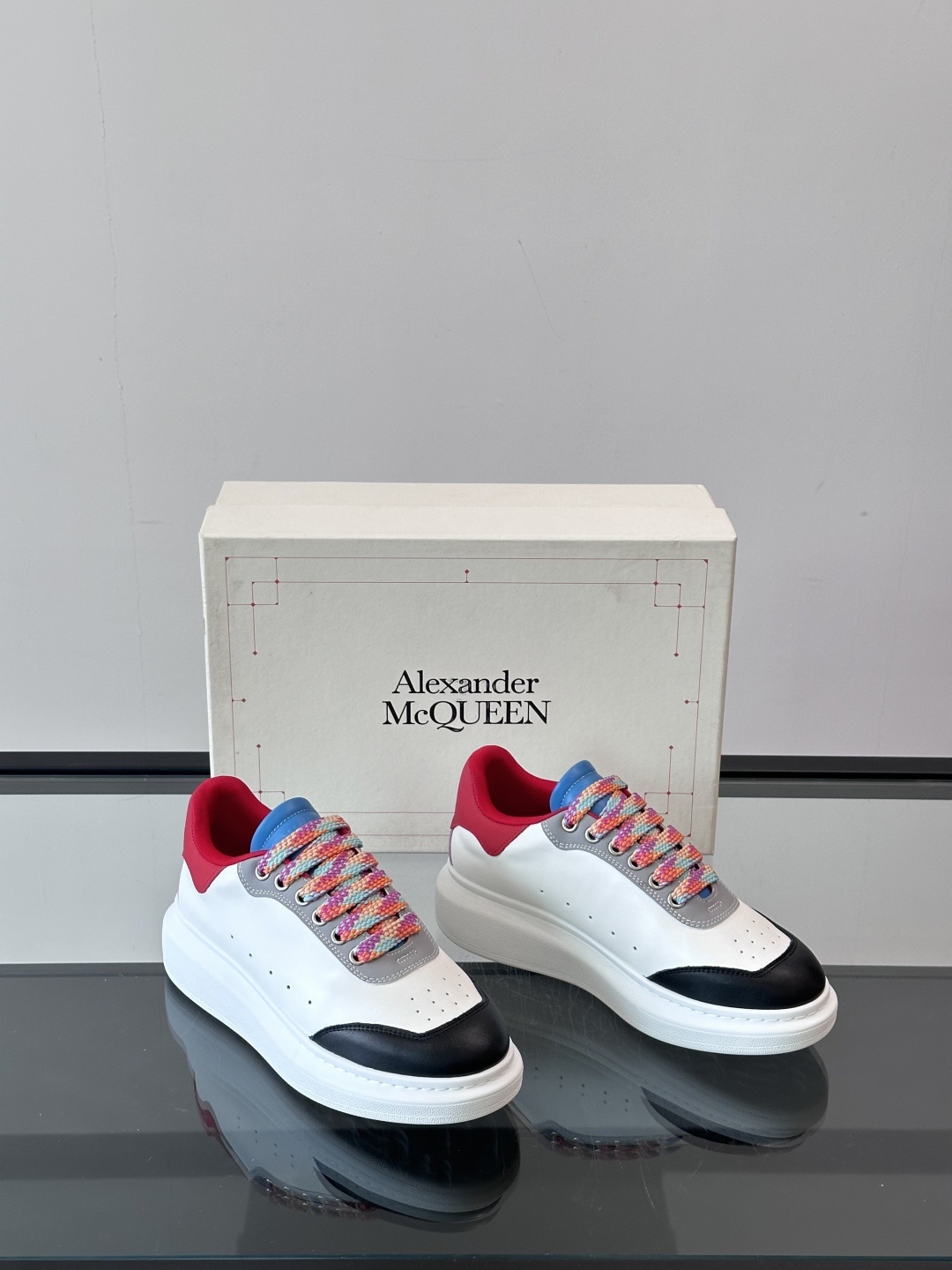 𝐀𝐥𝐞𝐱𝐚𝐧𝐝𝐞𝐫 𝐌𝐜𝐐𝐔𝐄𝐄𝐍亚历山麦昆情侣款‼️ 休闲鞋👟。终极版本 随意PK柜货 麦昆这鞋款一出