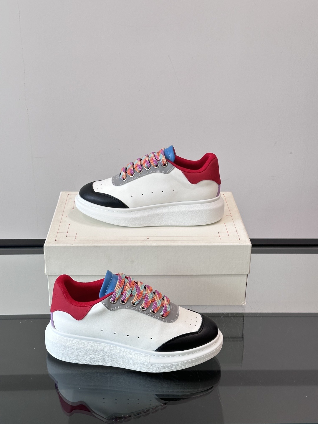 𝐀𝐥𝐞𝐱𝐚𝐧𝐝𝐞𝐫 𝐌𝐜𝐐𝐔𝐄𝐄𝐍亚历山麦昆情侣款‼️ 休闲鞋👟。终极版本 随意PK柜货 麦昆这鞋款一出