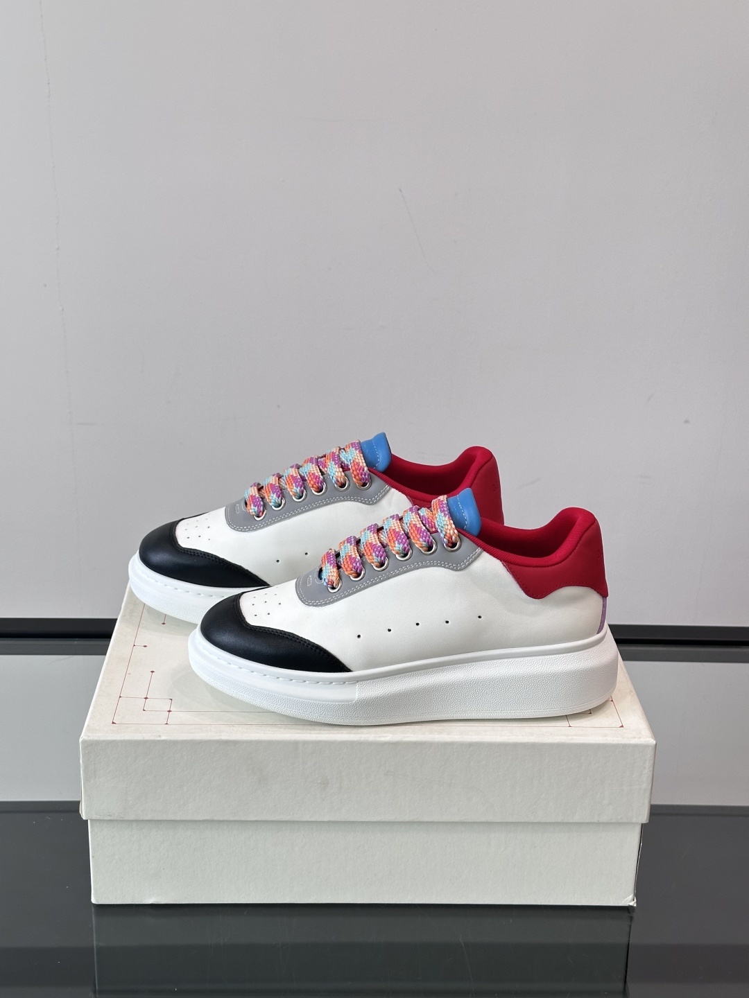 𝐀𝐥𝐞𝐱𝐚𝐧𝐝𝐞𝐫 𝐌𝐜𝐐𝐔𝐄𝐄𝐍亚历山麦昆情侣款‼️ 休闲鞋👟。终极版本 随意PK柜货 麦昆这鞋款一出