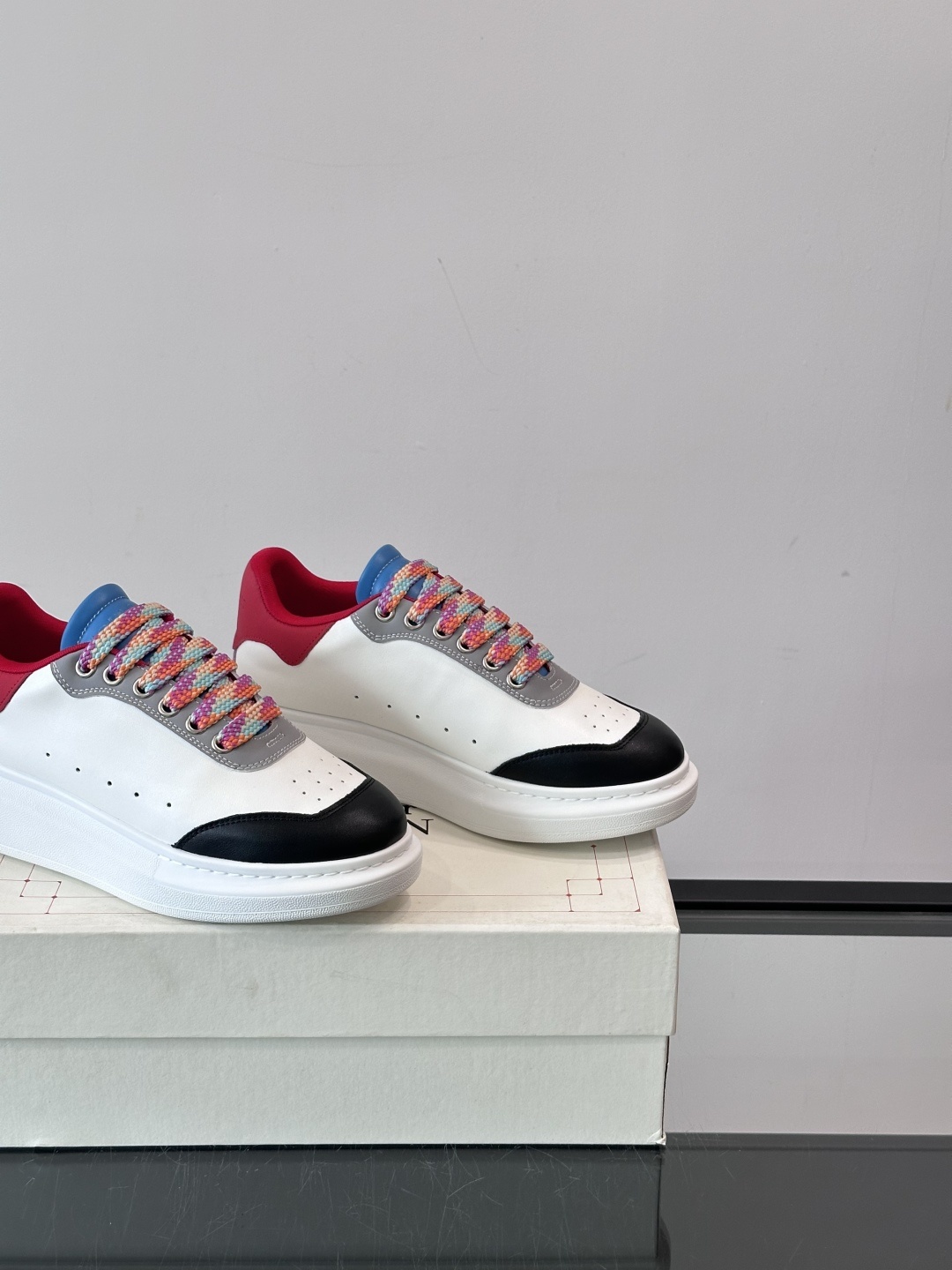 𝐀𝐥𝐞𝐱𝐚𝐧𝐝𝐞𝐫 𝐌𝐜𝐐𝐔𝐄𝐄𝐍亚历山麦昆情侣款‼️ 休闲鞋👟。终极版本 随意PK柜货 麦昆这鞋款一出