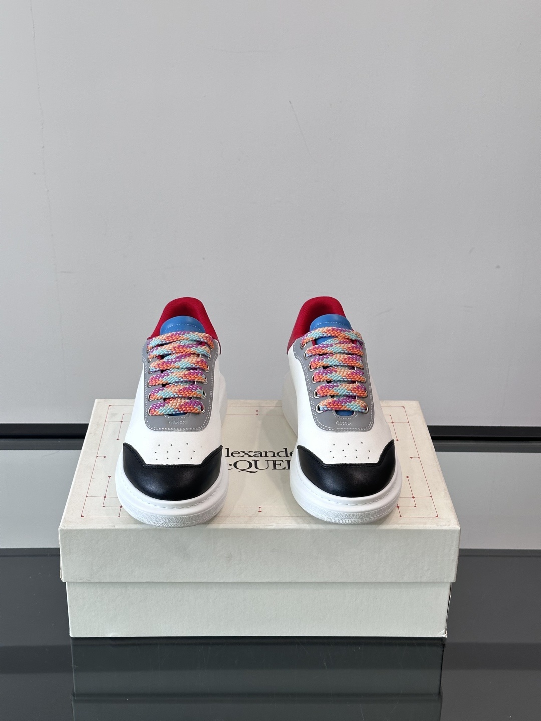 𝐀𝐥𝐞𝐱𝐚𝐧𝐝𝐞𝐫 𝐌𝐜𝐐𝐔𝐄𝐄𝐍亚历山麦昆情侣款‼️ 休闲鞋👟。终极版本 随意PK柜货 麦昆这鞋款一出