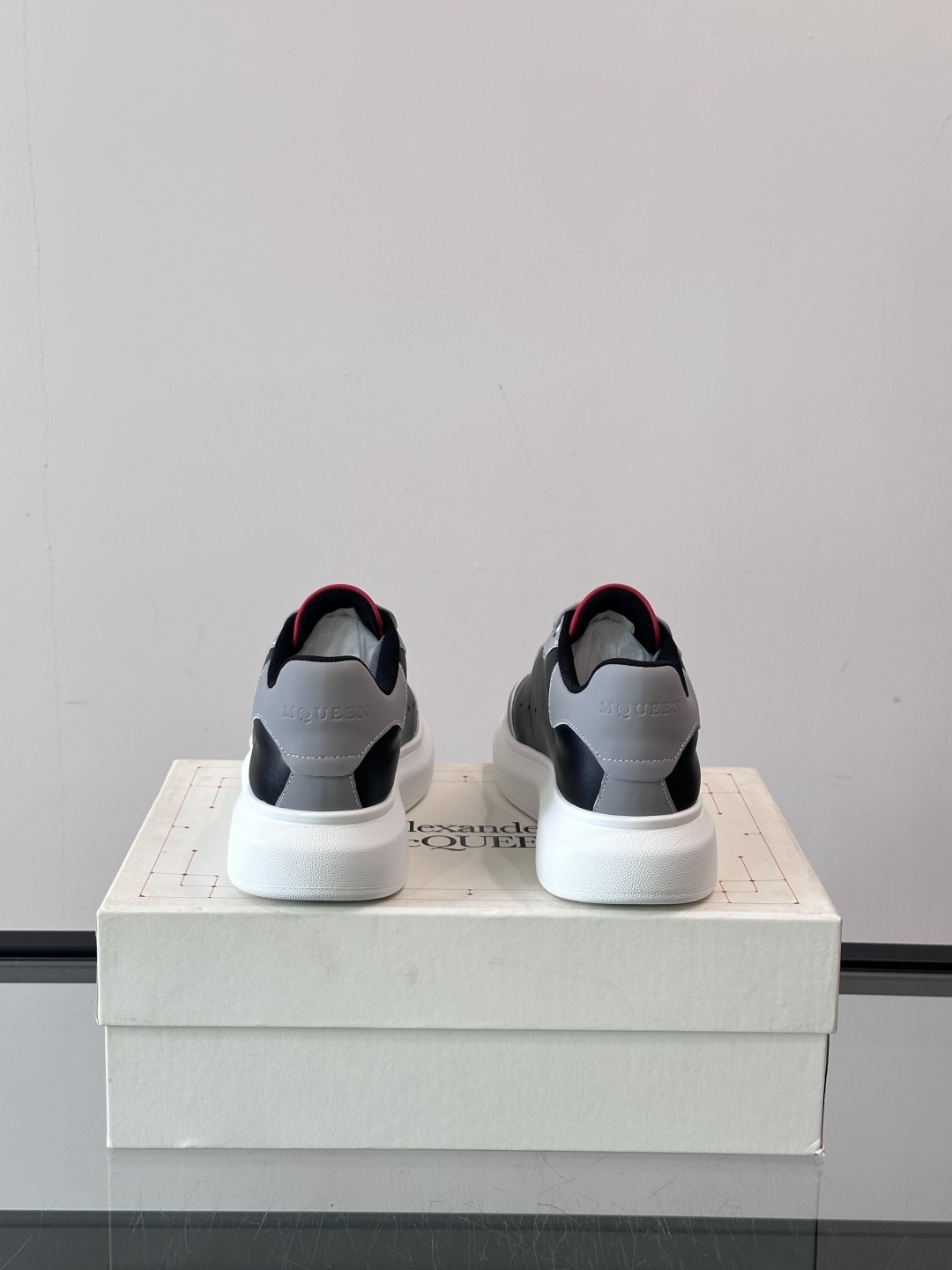 𝐀𝐥𝐞𝐱𝐚𝐧𝐝𝐞𝐫 𝐌𝐜𝐐𝐔𝐄𝐄𝐍亚历山麦昆情侣款‼️ 休闲鞋👟。终极版本 随意PK柜货 麦昆这鞋款一出
