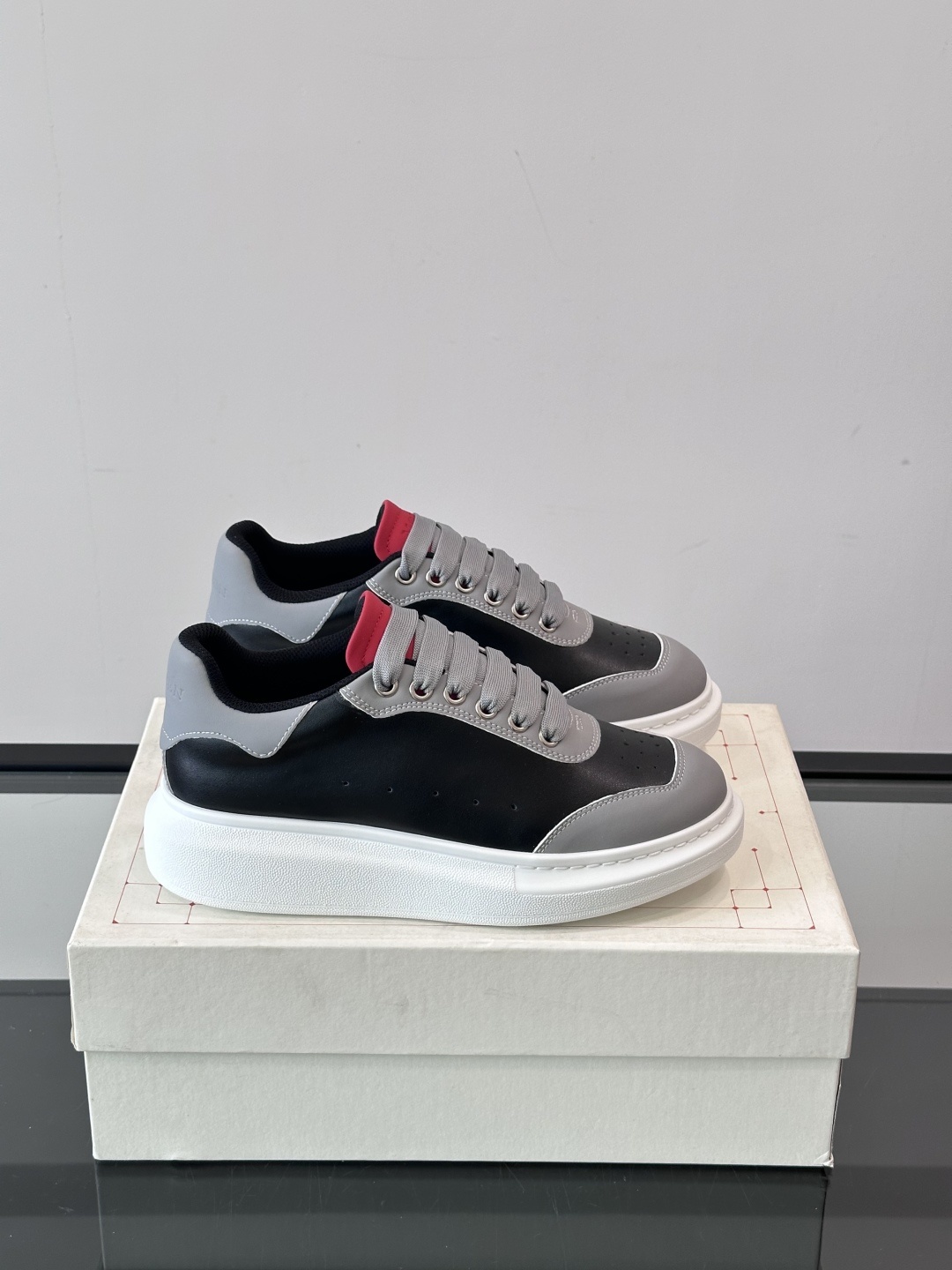 𝐀𝐥𝐞𝐱𝐚𝐧𝐝𝐞𝐫 𝐌𝐜𝐐𝐔𝐄𝐄𝐍亚历山麦昆情侣款‼️ 休闲鞋👟。终极版本 随意PK柜货 麦昆这鞋款一出