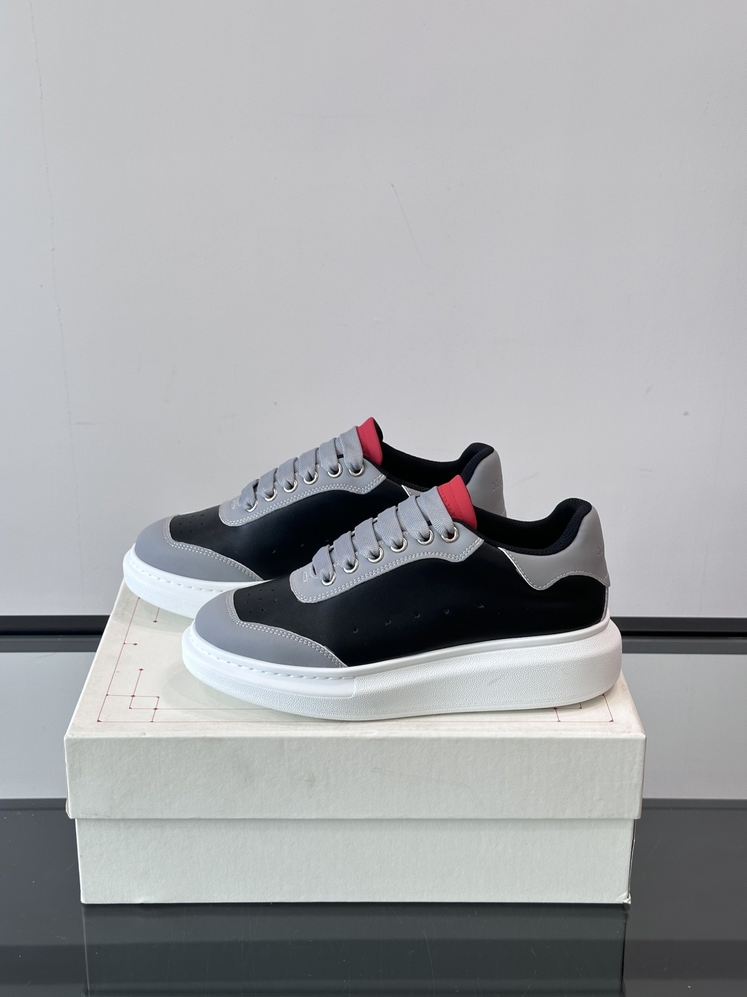 𝐀𝐥𝐞𝐱𝐚𝐧𝐝𝐞𝐫 𝐌𝐜𝐐𝐔𝐄𝐄𝐍亚历山麦昆情侣款‼️ 休闲鞋👟。终极版本 随意PK柜货 麦昆这鞋款一出