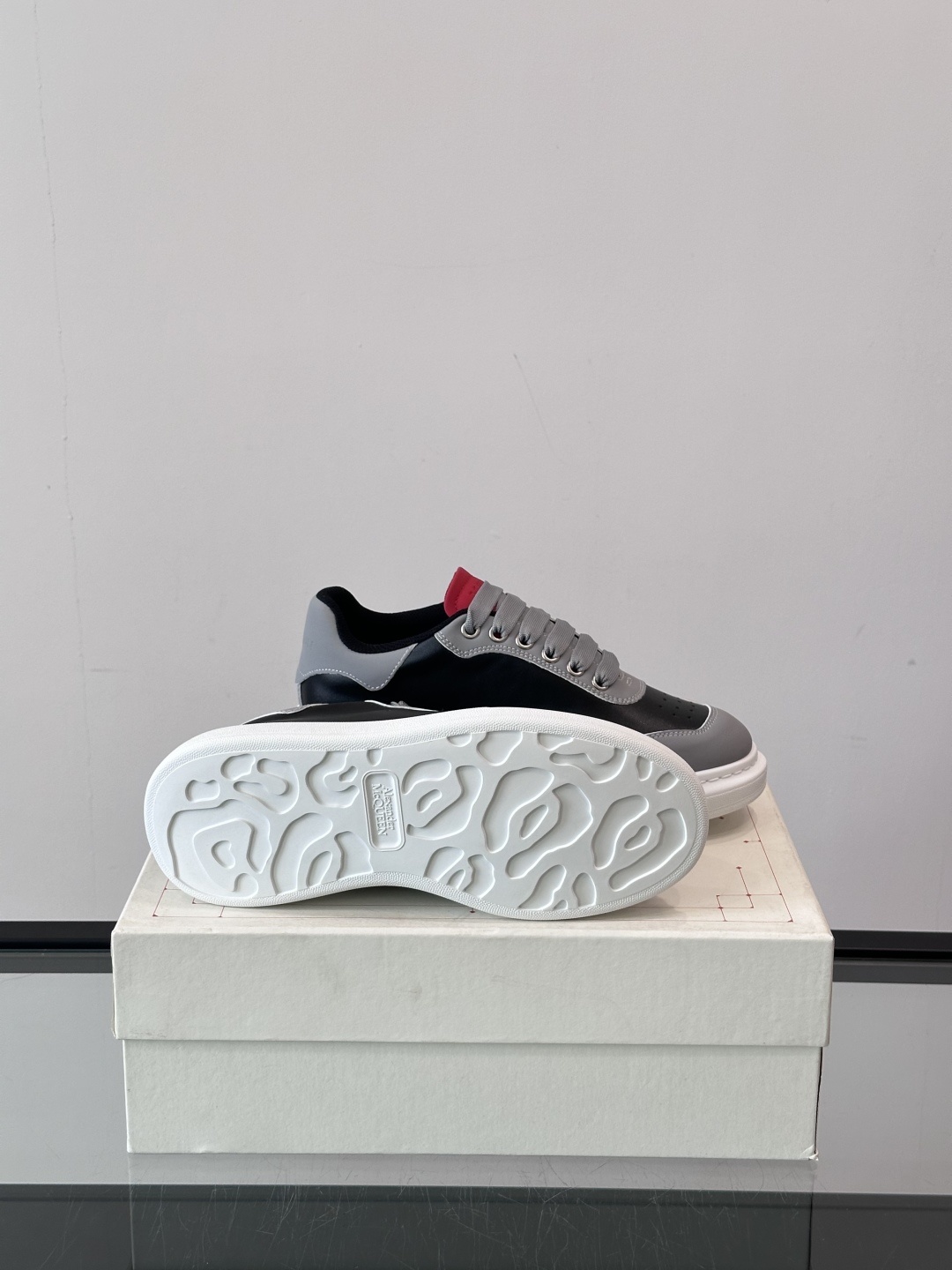 𝐀𝐥𝐞𝐱𝐚𝐧𝐝𝐞𝐫 𝐌𝐜𝐐𝐔𝐄𝐄𝐍亚历山麦昆情侣款‼️ 休闲鞋👟。终极版本 随意PK柜货 麦昆这鞋款一出