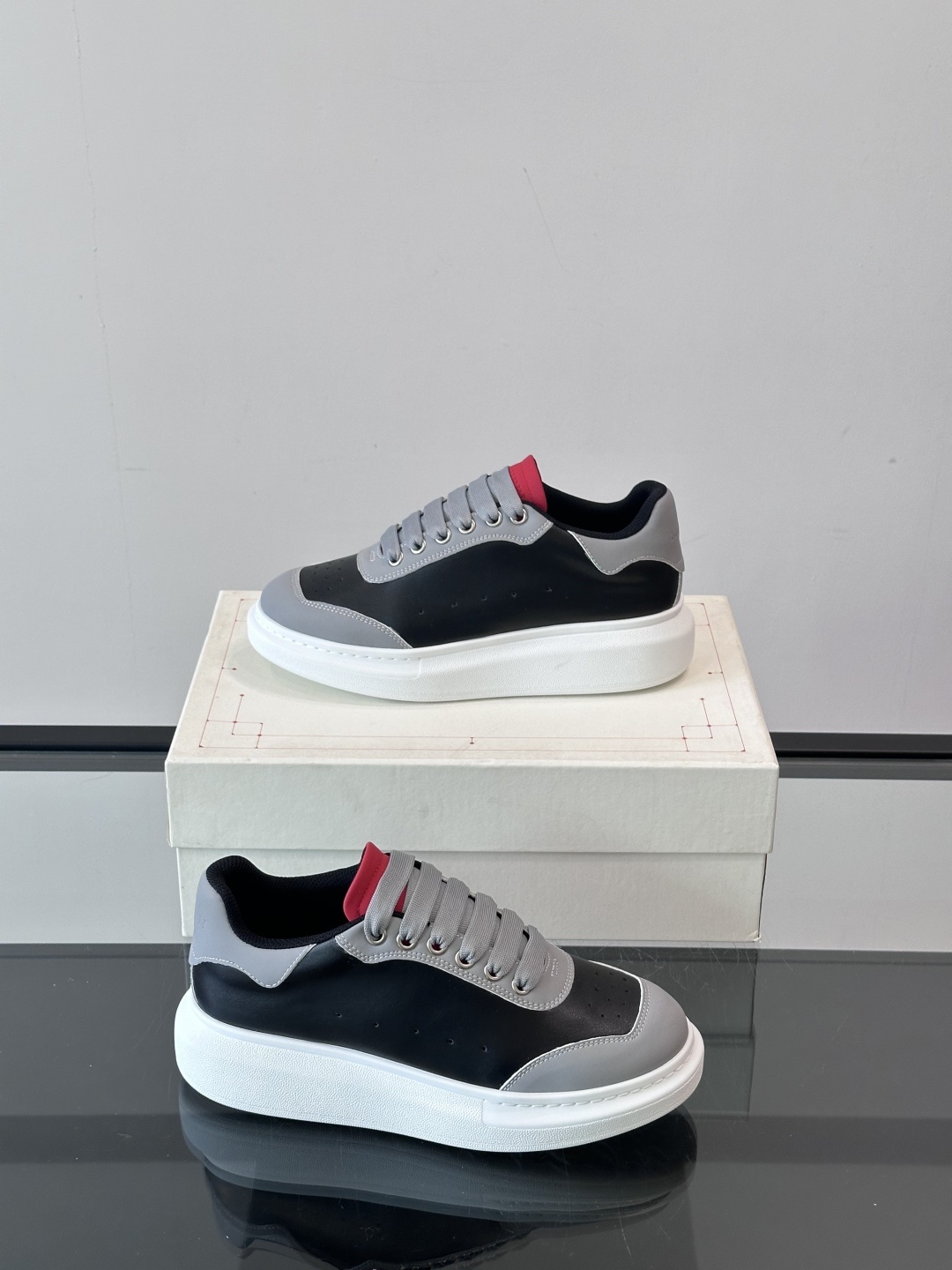 𝐀𝐥𝐞𝐱𝐚𝐧𝐝𝐞𝐫 𝐌𝐜𝐐𝐔𝐄𝐄𝐍亚历山麦昆情侣款‼️ 休闲鞋👟。终极版本 随意PK柜货 麦昆这鞋款一出