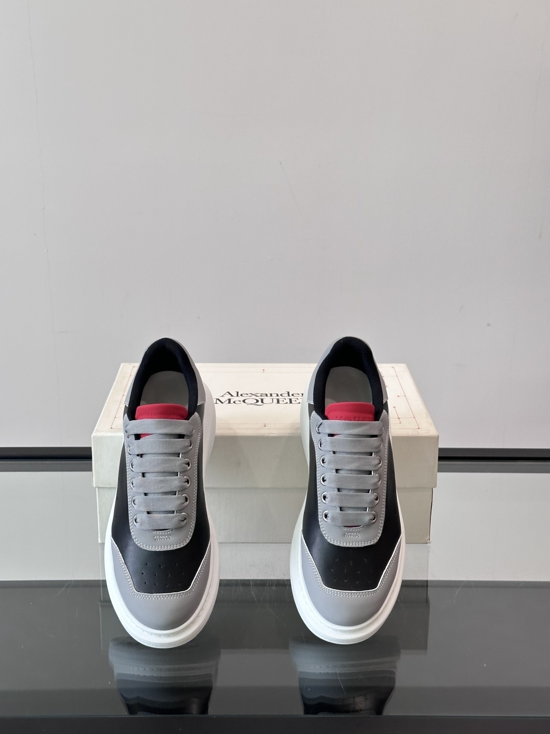𝐀𝐥𝐞𝐱𝐚𝐧𝐝𝐞𝐫 𝐌𝐜𝐐𝐔𝐄𝐄𝐍亚历山麦昆情侣款‼️ 休闲鞋👟。终极版本 随意PK柜货 麦昆这鞋款一出