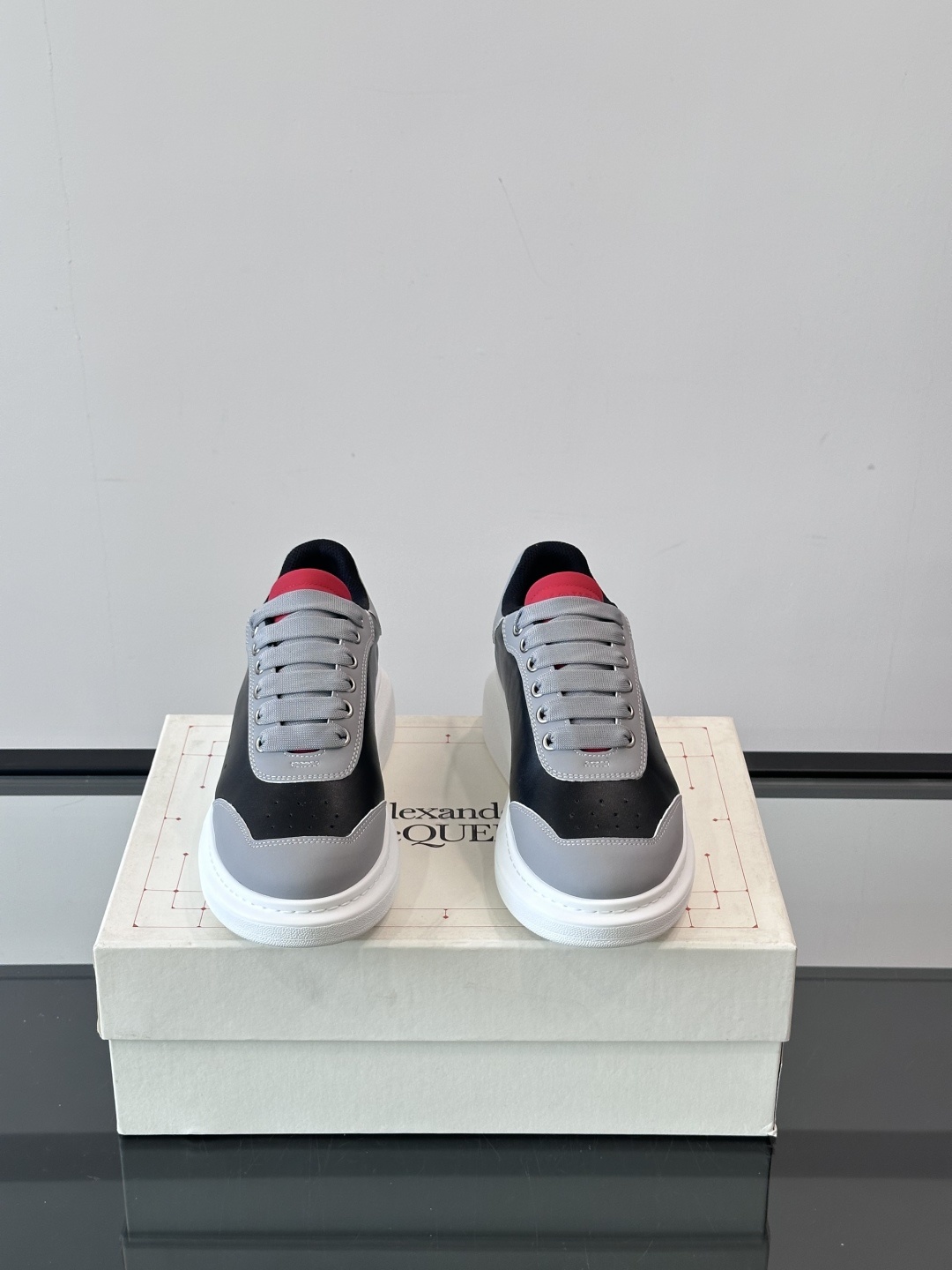 𝐀𝐥𝐞𝐱𝐚𝐧𝐝𝐞𝐫 𝐌𝐜𝐐𝐔𝐄𝐄𝐍亚历山麦昆情侣款‼️ 休闲鞋👟。终极版本 随意PK柜货 麦昆这鞋款一出