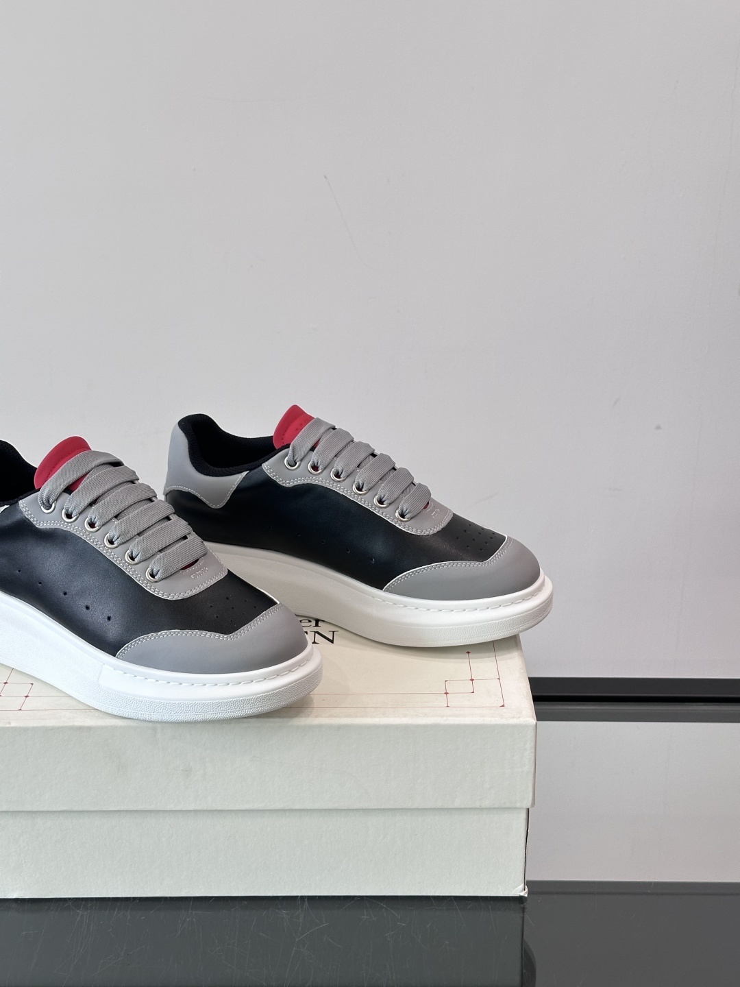 𝐀𝐥𝐞𝐱𝐚𝐧𝐝𝐞𝐫 𝐌𝐜𝐐𝐔𝐄𝐄𝐍亚历山麦昆情侣款‼️ 休闲鞋👟。终极版本 随意PK柜货 麦昆这鞋款一出