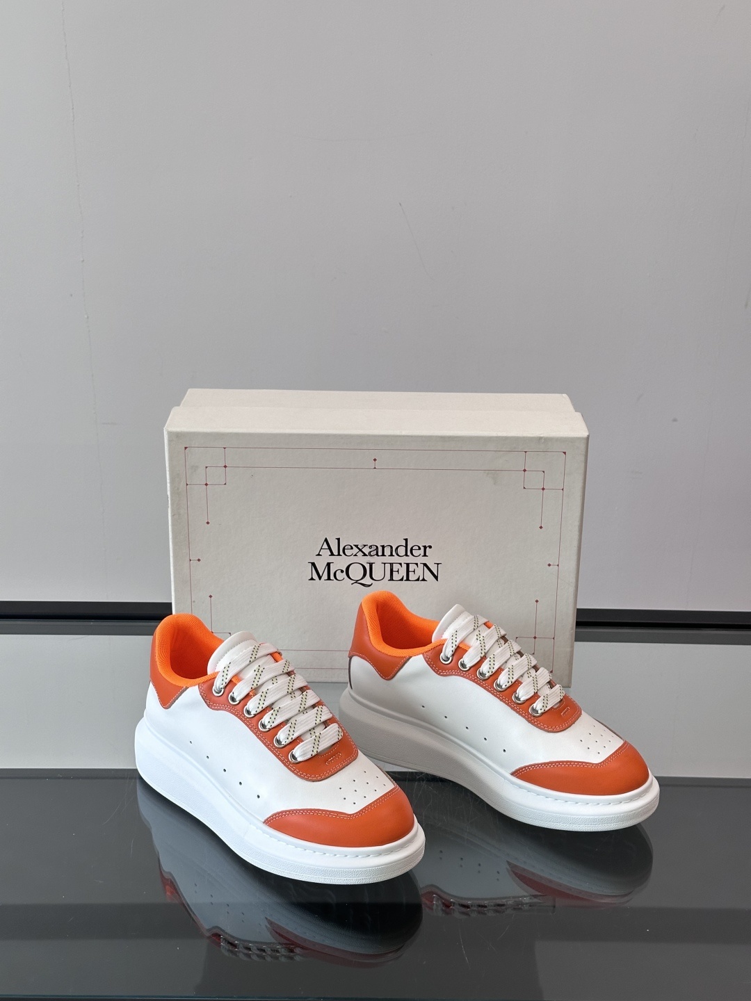 𝐀𝐥𝐞𝐱𝐚𝐧𝐝𝐞𝐫 𝐌𝐜𝐐𝐔𝐄𝐄𝐍亚历山麦昆情侣款‼️ 休闲鞋👟。终极版本 随意PK柜货 麦昆这鞋款一出