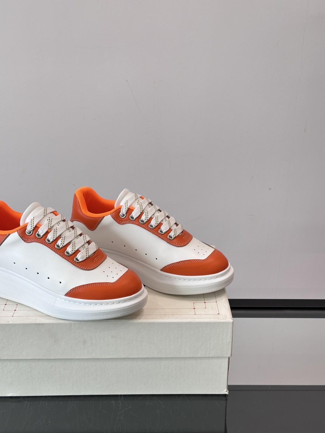 𝐀𝐥𝐞𝐱𝐚𝐧𝐝𝐞𝐫 𝐌𝐜𝐐𝐔𝐄𝐄𝐍亚历山麦昆情侣款‼️ 休闲鞋👟。终极版本 随意PK柜货 麦昆这鞋款一出