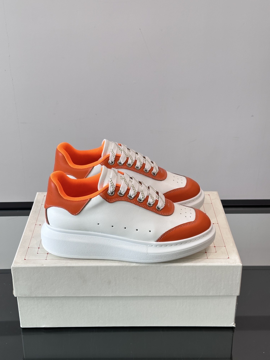 𝐀𝐥𝐞𝐱𝐚𝐧𝐝𝐞𝐫 𝐌𝐜𝐐𝐔𝐄𝐄𝐍亚历山麦昆情侣款‼️ 休闲鞋👟。终极版本 随意PK柜货 麦昆这鞋款一出