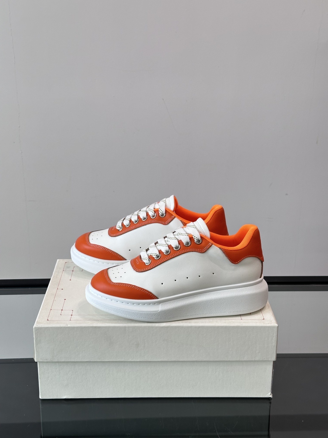 𝐀𝐥𝐞𝐱𝐚𝐧𝐝𝐞𝐫 𝐌𝐜𝐐𝐔𝐄𝐄𝐍亚历山麦昆情侣款‼️ 休闲鞋👟。终极版本 随意PK柜货 麦昆这鞋款一出