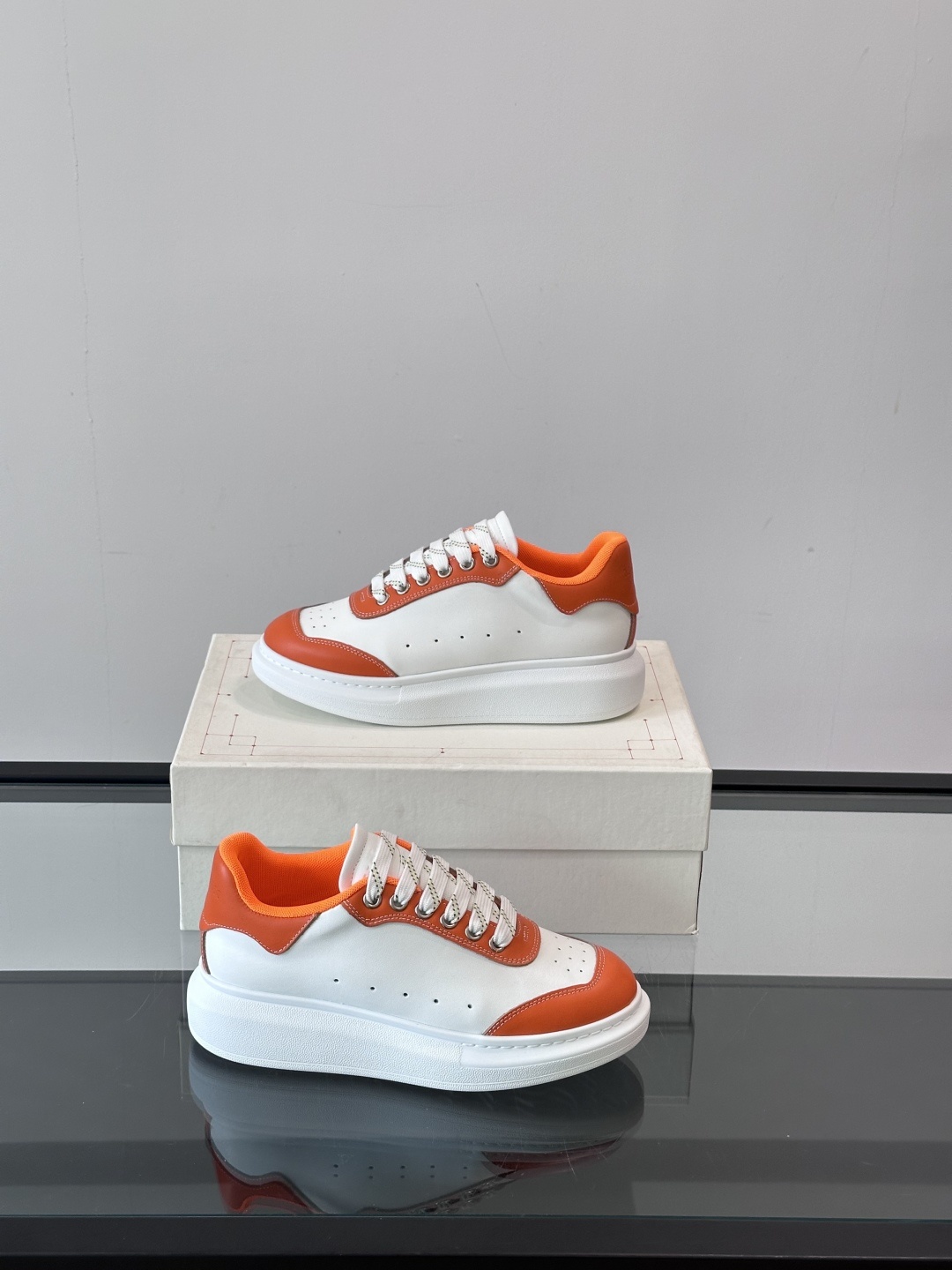 𝐀𝐥𝐞𝐱𝐚𝐧𝐝𝐞𝐫 𝐌𝐜𝐐𝐔𝐄𝐄𝐍亚历山麦昆情侣款‼️ 休闲鞋👟。终极版本 随意PK柜货 麦昆这鞋款一出