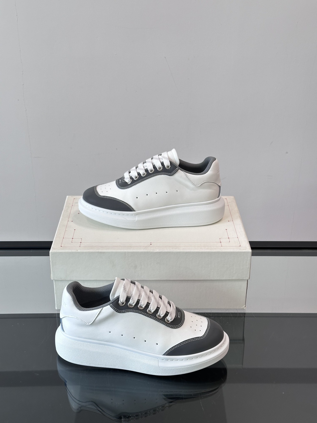 𝐀𝐥𝐞𝐱𝐚𝐧𝐝𝐞𝐫 𝐌𝐜𝐐𝐔𝐄𝐄𝐍亚历山麦昆情侣款‼️ 休闲鞋👟。终极版本 随意PK柜货 麦昆这鞋款一出