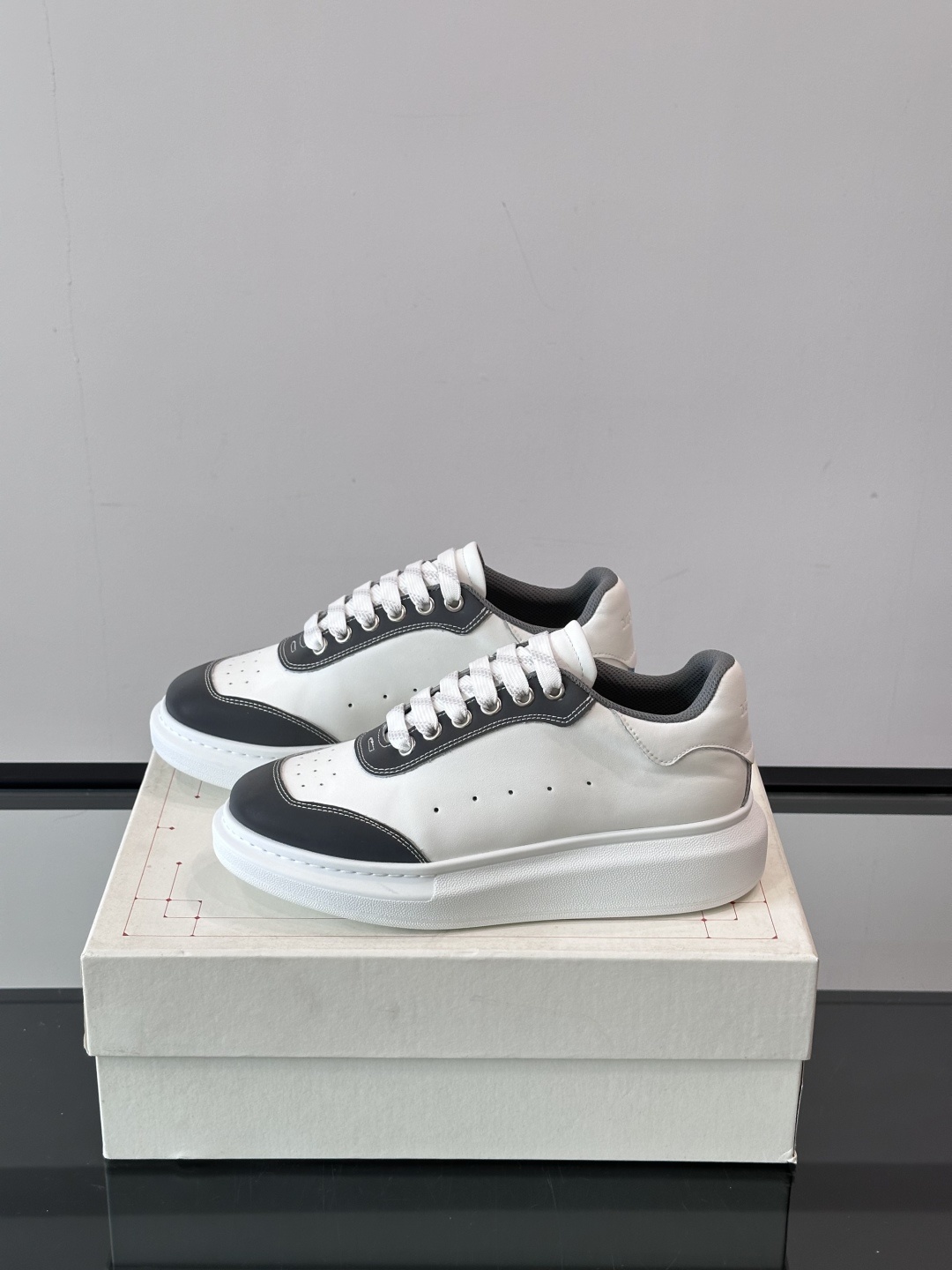 𝐀𝐥𝐞𝐱𝐚𝐧𝐝𝐞𝐫 𝐌𝐜𝐐𝐔𝐄𝐄𝐍亚历山麦昆情侣款‼️ 休闲鞋👟。终极版本 随意PK柜货 麦昆这鞋款一出