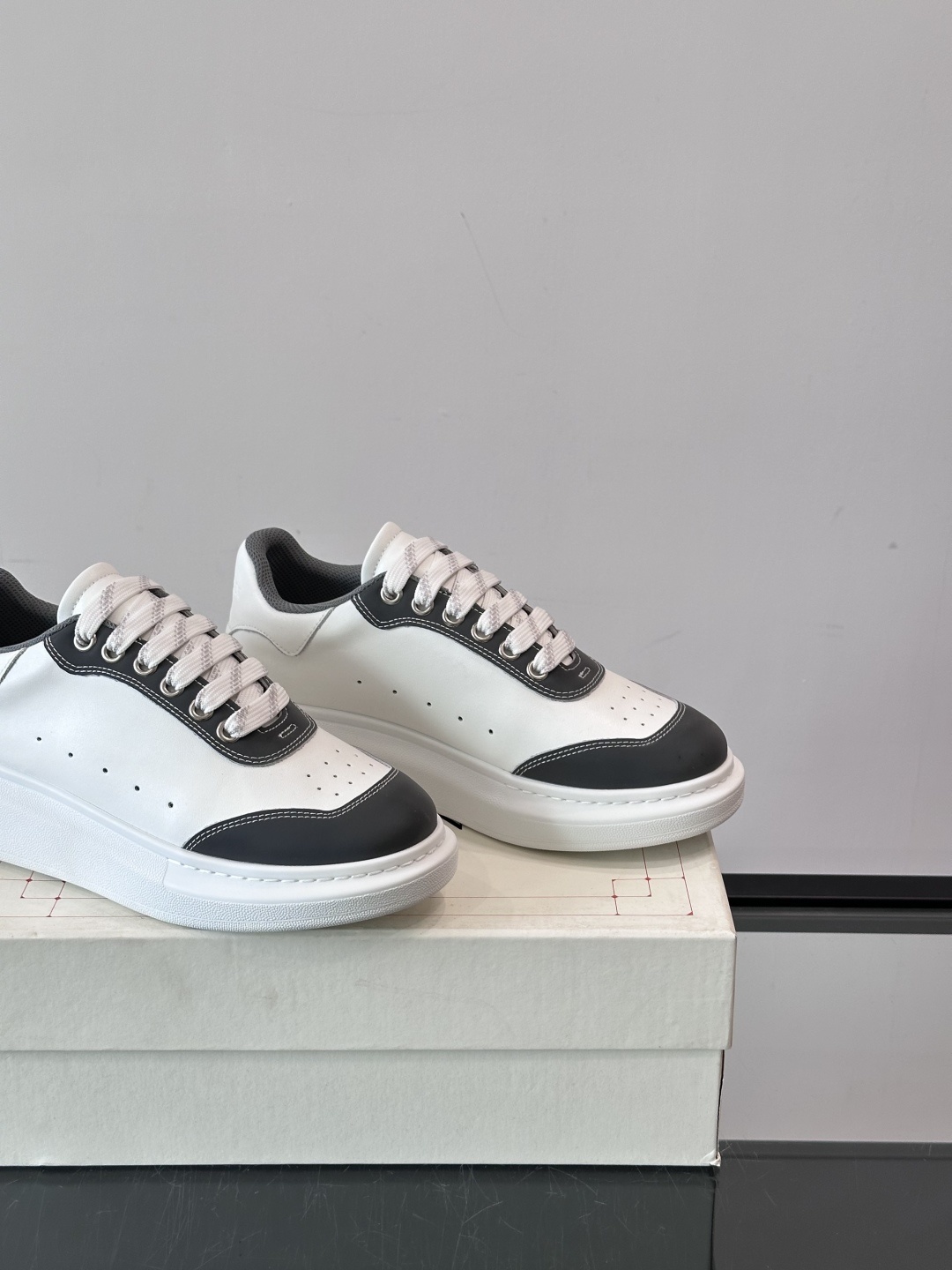 𝐀𝐥𝐞𝐱𝐚𝐧𝐝𝐞𝐫 𝐌𝐜𝐐𝐔𝐄𝐄𝐍亚历山麦昆情侣款‼️ 休闲鞋👟。终极版本 随意PK柜货 麦昆这鞋款一出