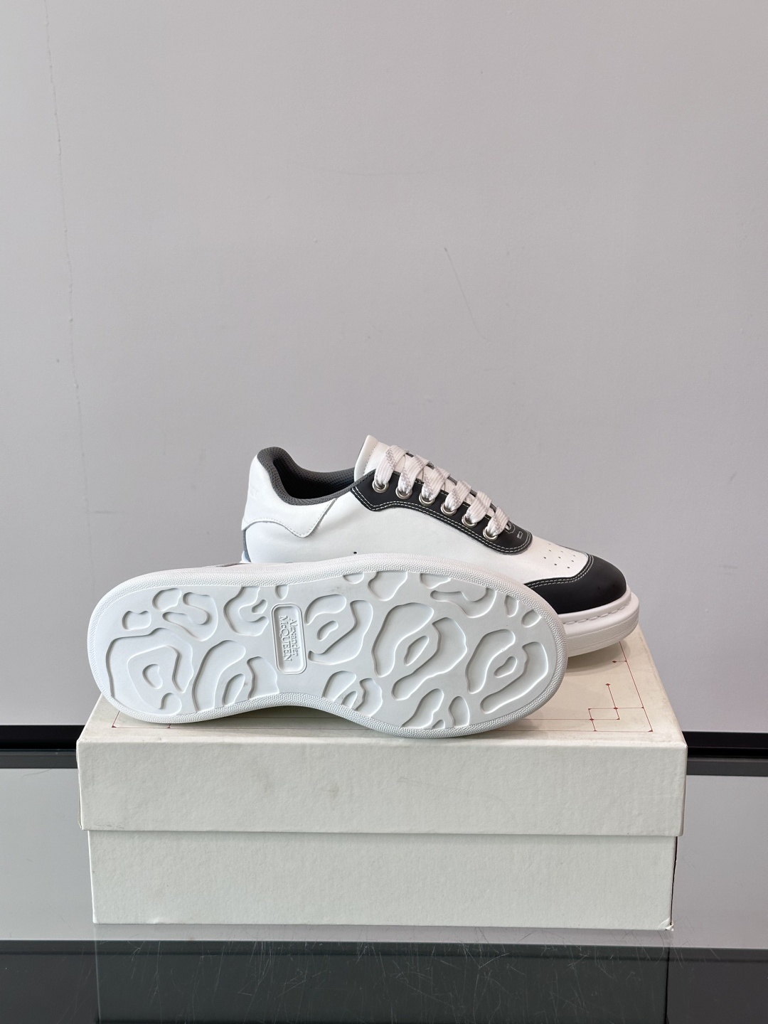 𝐀𝐥𝐞𝐱𝐚𝐧𝐝𝐞𝐫 𝐌𝐜𝐐𝐔𝐄𝐄𝐍亚历山麦昆情侣款‼️ 休闲鞋👟。终极版本 随意PK柜货 麦昆这鞋款一出