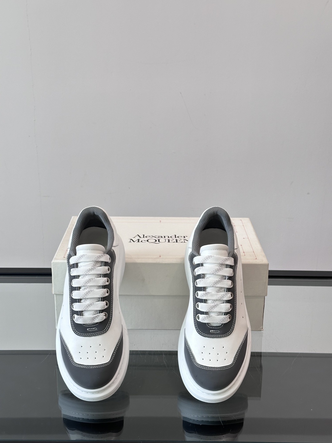 𝐀𝐥𝐞𝐱𝐚𝐧𝐝𝐞𝐫 𝐌𝐜𝐐𝐔𝐄𝐄𝐍亚历山麦昆情侣款‼️ 休闲鞋👟。终极版本 随意PK柜货 麦昆这鞋款一出