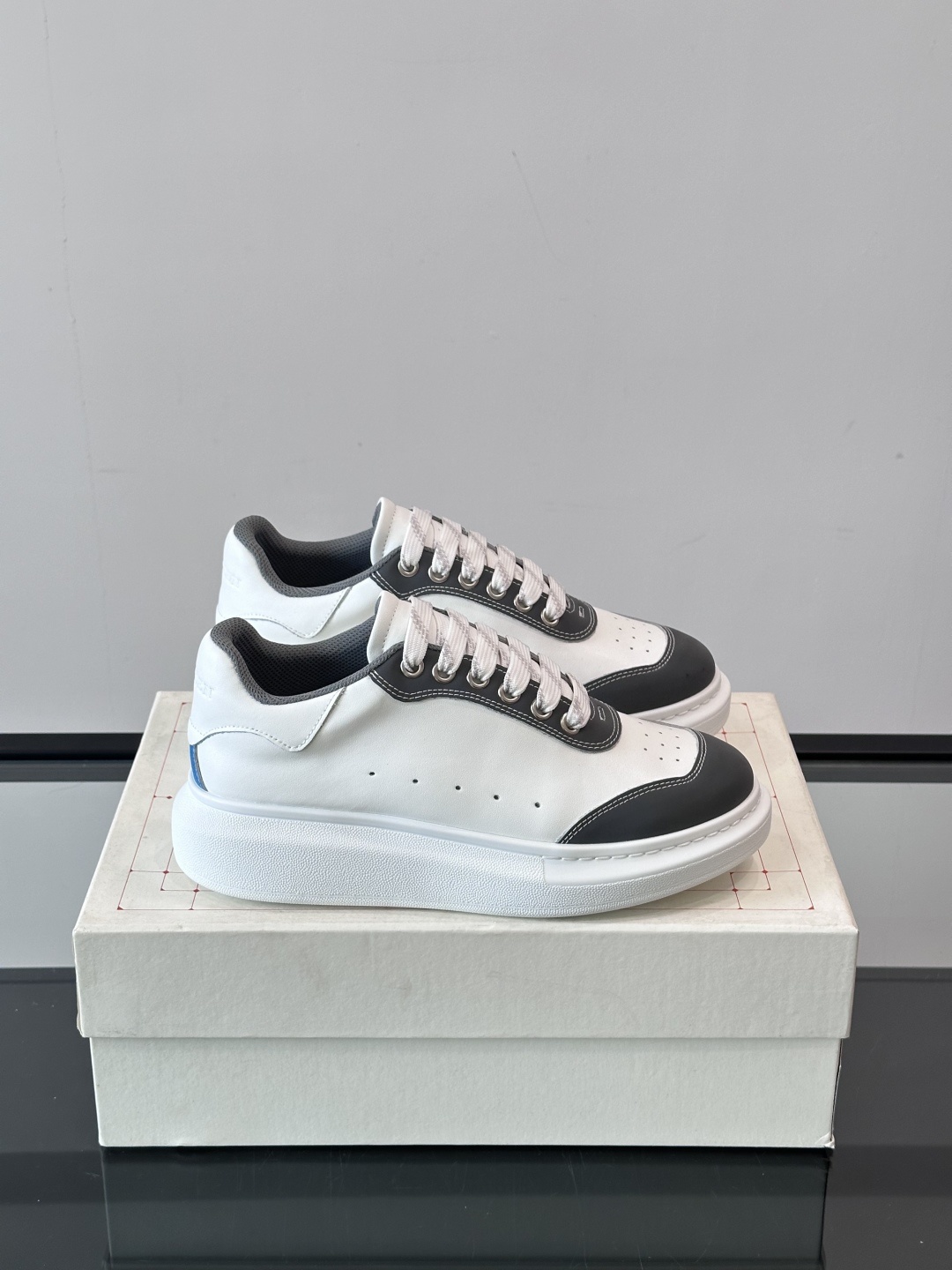 𝐀𝐥𝐞𝐱𝐚𝐧𝐝𝐞𝐫 𝐌𝐜𝐐𝐔𝐄𝐄𝐍亚历山麦昆情侣款‼️ 休闲鞋👟。终极版本 随意PK柜货 麦昆这鞋款一出