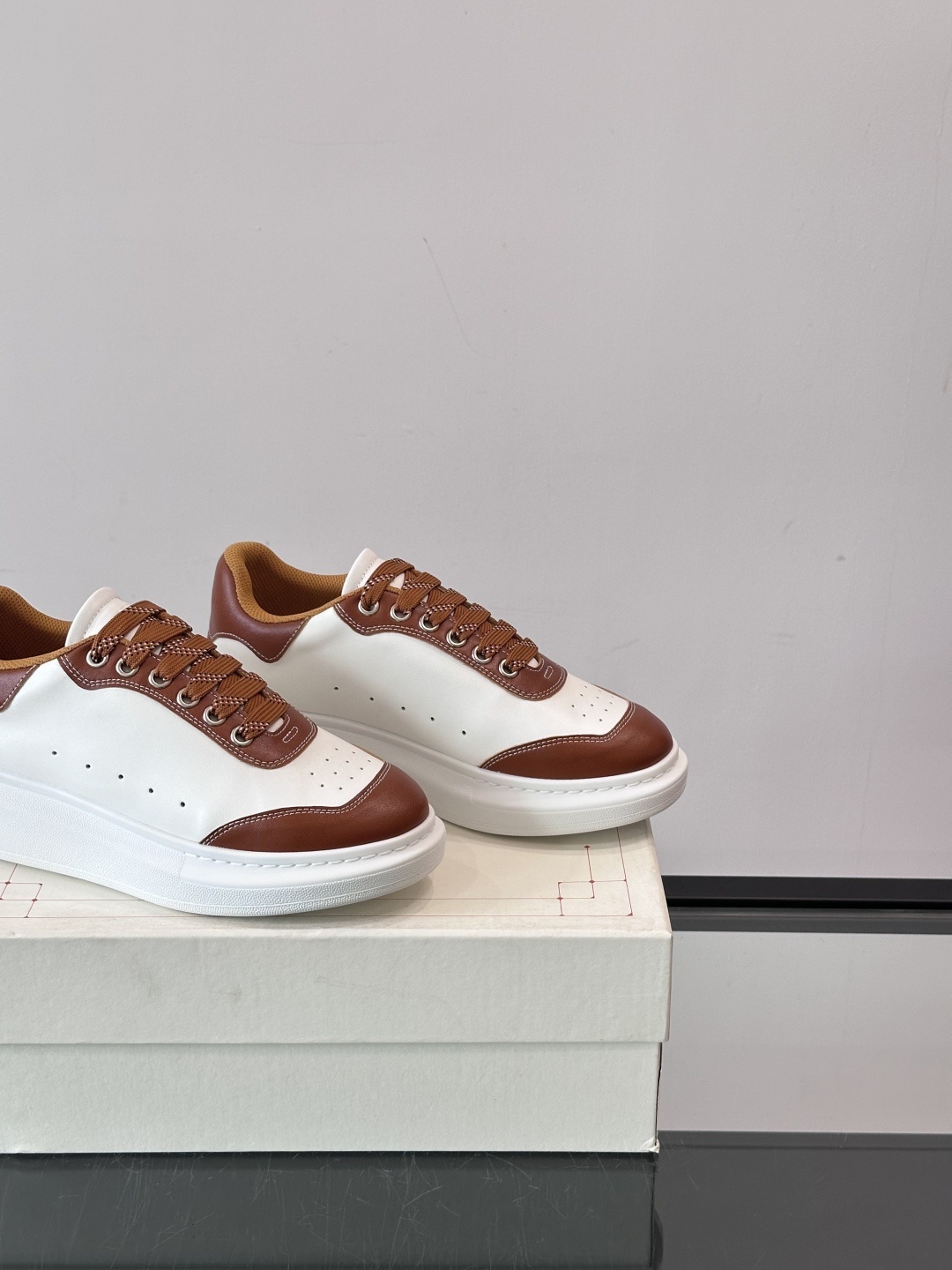 𝐀𝐥𝐞𝐱𝐚𝐧𝐝𝐞𝐫 𝐌𝐜𝐐𝐔𝐄𝐄𝐍亚历山麦昆情侣款‼️ 休闲鞋👟。终极版本 随意PK柜货 麦昆这鞋款一出