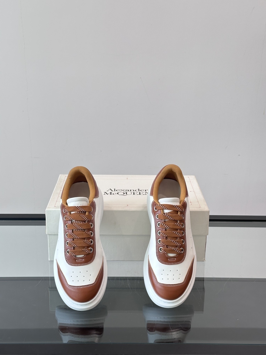 𝐀𝐥𝐞𝐱𝐚𝐧𝐝𝐞𝐫 𝐌𝐜𝐐𝐔𝐄𝐄𝐍亚历山麦昆情侣款‼️ 休闲鞋👟。终极版本 随意PK柜货 麦昆这鞋款一出