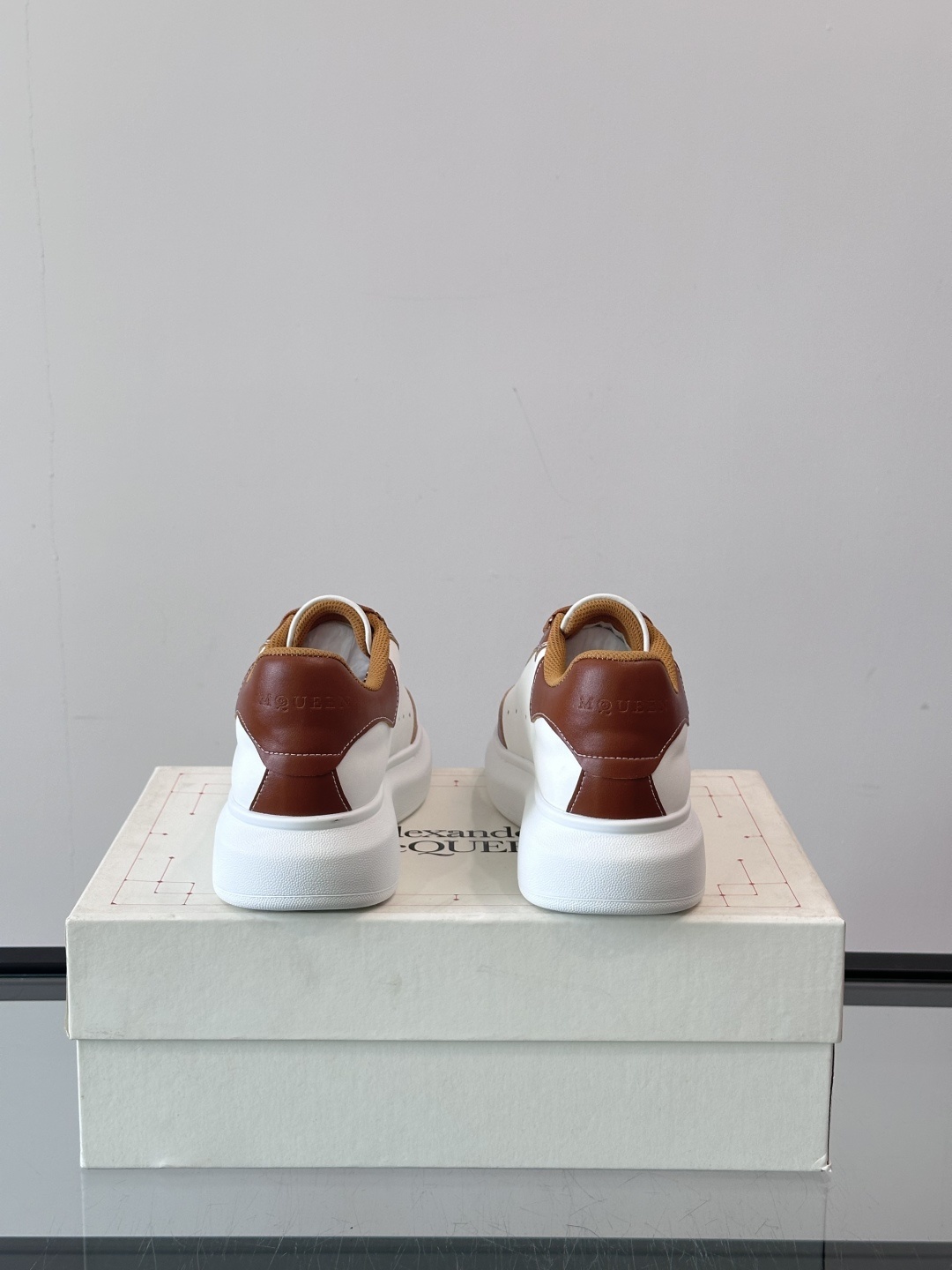 𝐀𝐥𝐞𝐱𝐚𝐧𝐝𝐞𝐫 𝐌𝐜𝐐𝐔𝐄𝐄𝐍亚历山麦昆情侣款‼️ 休闲鞋👟。终极版本 随意PK柜货 麦昆这鞋款一出