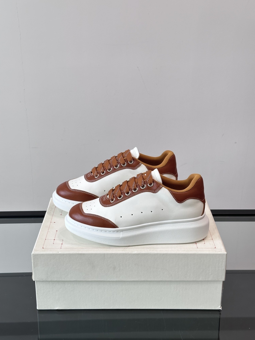 𝐀𝐥𝐞𝐱𝐚𝐧𝐝𝐞𝐫 𝐌𝐜𝐐𝐔𝐄𝐄𝐍亚历山麦昆情侣款‼️ 休闲鞋👟。终极版本 随意PK柜货 麦昆这鞋款一出