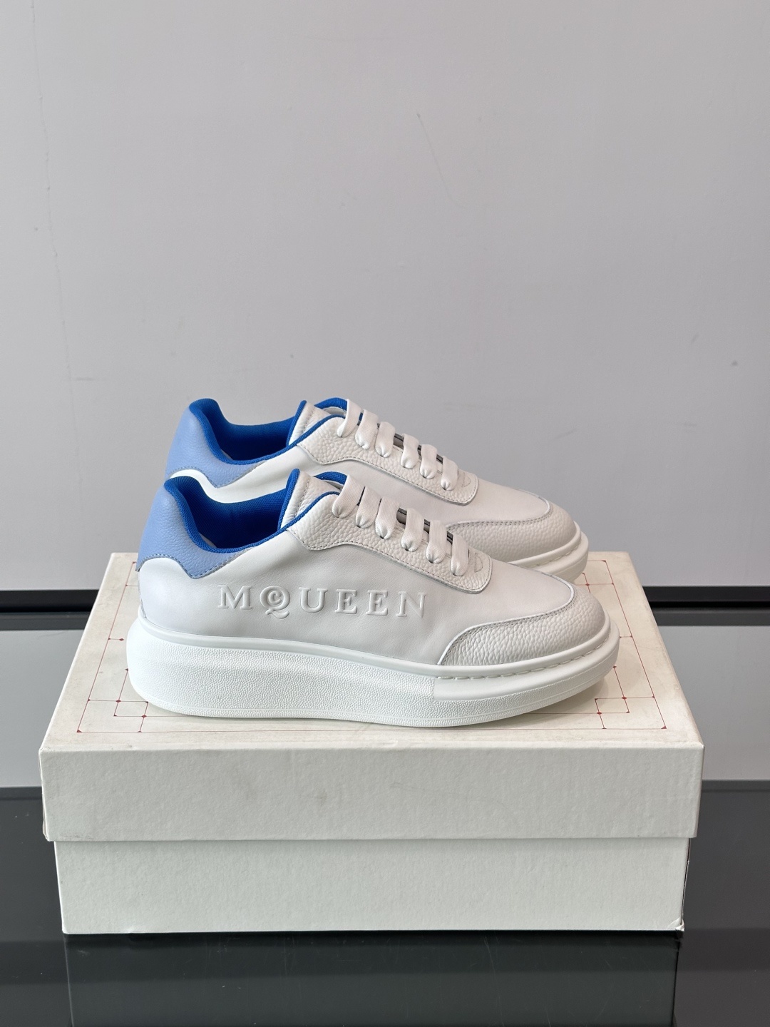 𝐀𝐥𝐞𝐱𝐚𝐧𝐝𝐞𝐫 𝐌𝐜𝐐𝐔𝐄𝐄𝐍亚历山麦昆情侣款‼️ 休闲鞋👟。终极版本 随意PK柜货 麦昆这鞋款一出