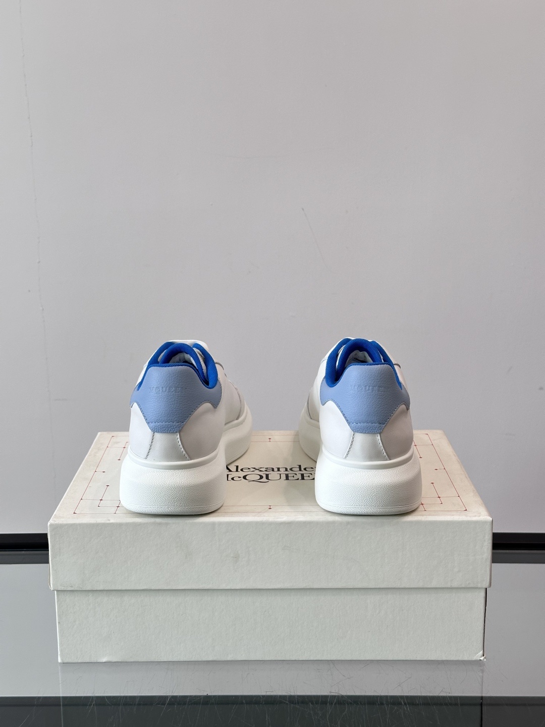 𝐀𝐥𝐞𝐱𝐚𝐧𝐝𝐞𝐫 𝐌𝐜𝐐𝐔𝐄𝐄𝐍亚历山麦昆情侣款‼️ 休闲鞋👟。终极版本 随意PK柜货 麦昆这鞋款一出