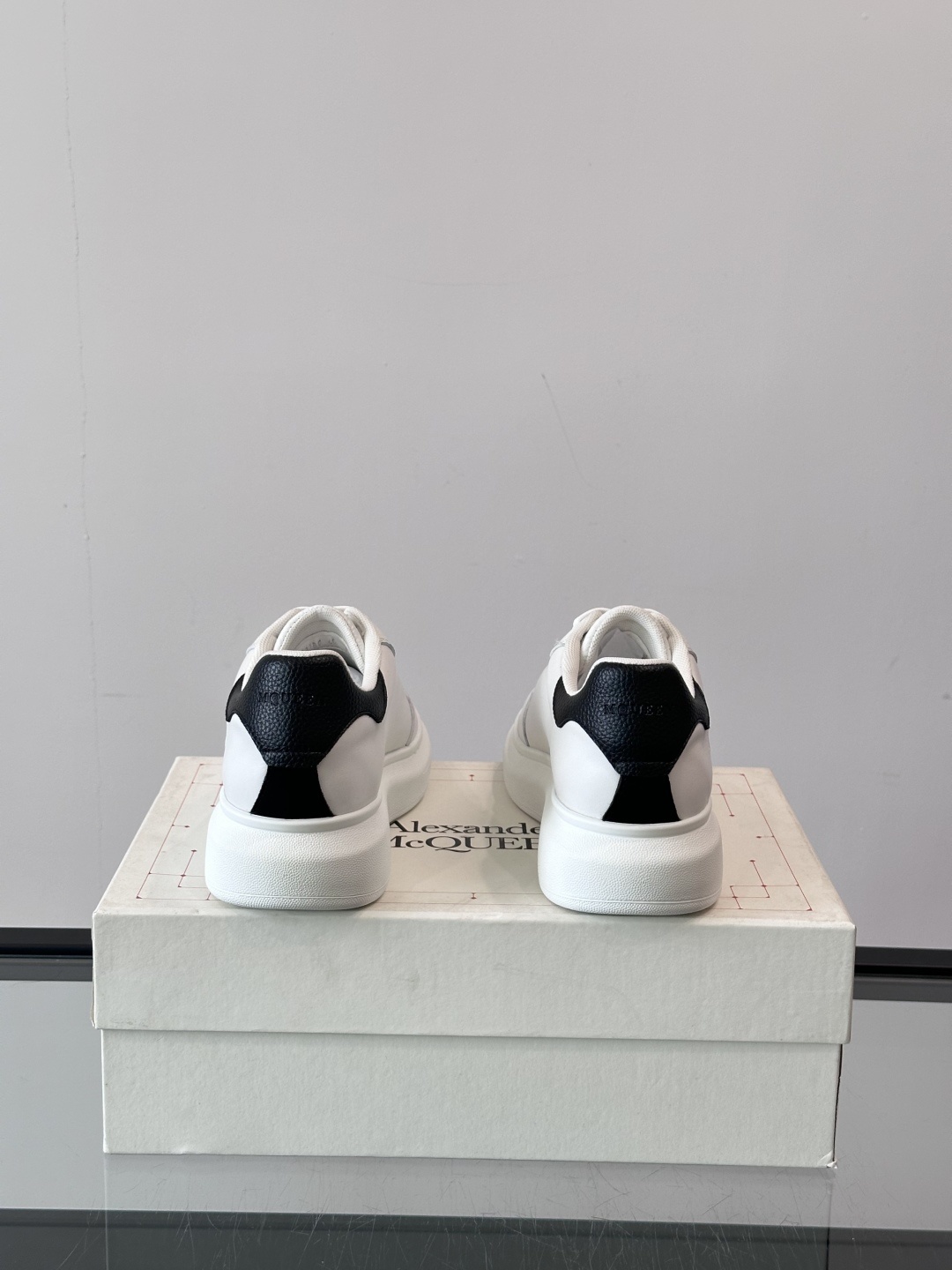 𝐀𝐥𝐞𝐱𝐚𝐧𝐝𝐞𝐫 𝐌𝐜𝐐𝐔𝐄𝐄𝐍亚历山麦昆情侣款‼️ 休闲鞋👟。终极版本 随意PK柜货 麦昆这鞋款一出