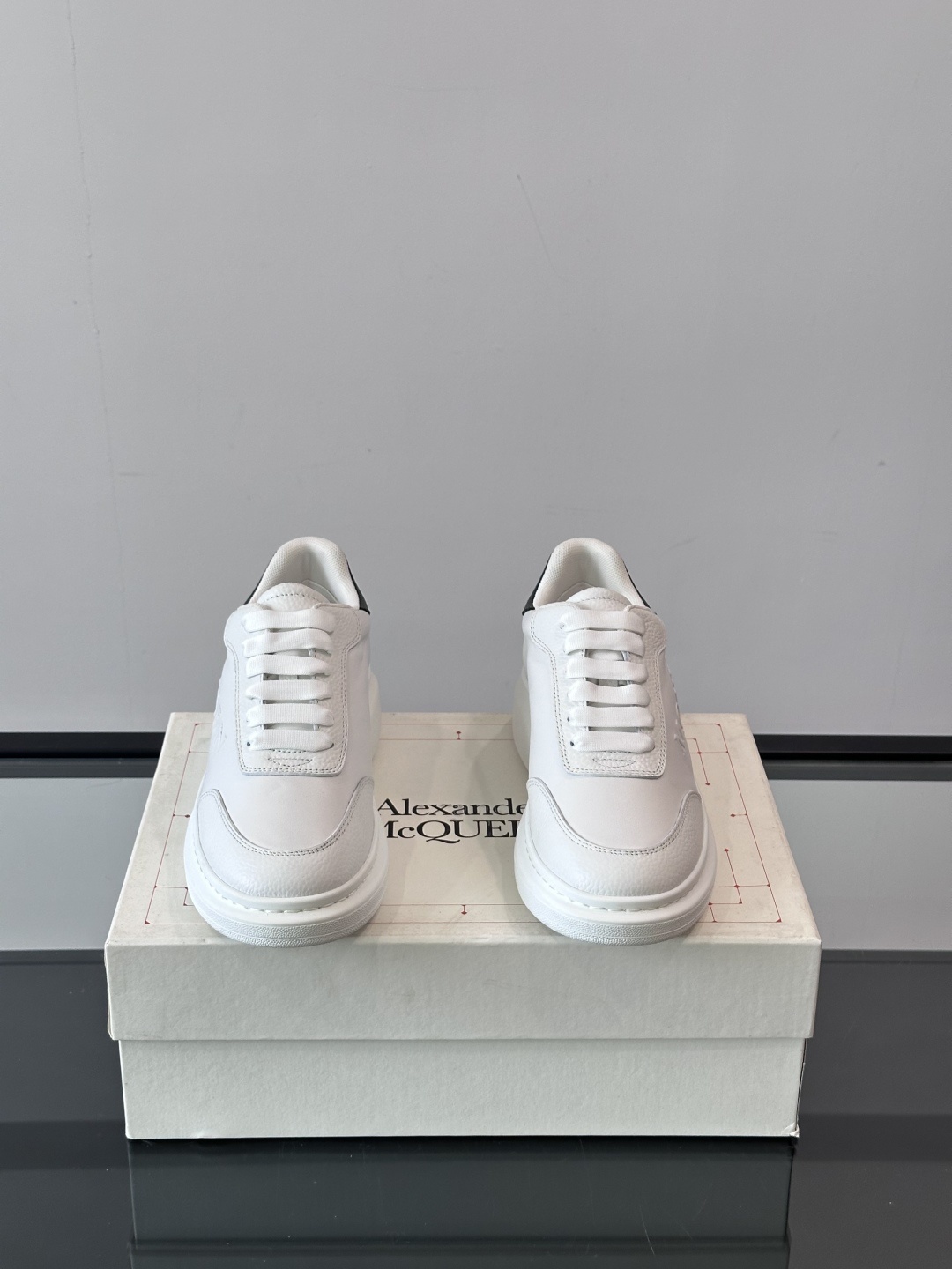 𝐀𝐥𝐞𝐱𝐚𝐧𝐝𝐞𝐫 𝐌𝐜𝐐𝐔𝐄𝐄𝐍亚历山麦昆情侣款‼️ 休闲鞋👟。终极版本 随意PK柜货 麦昆这鞋款一出