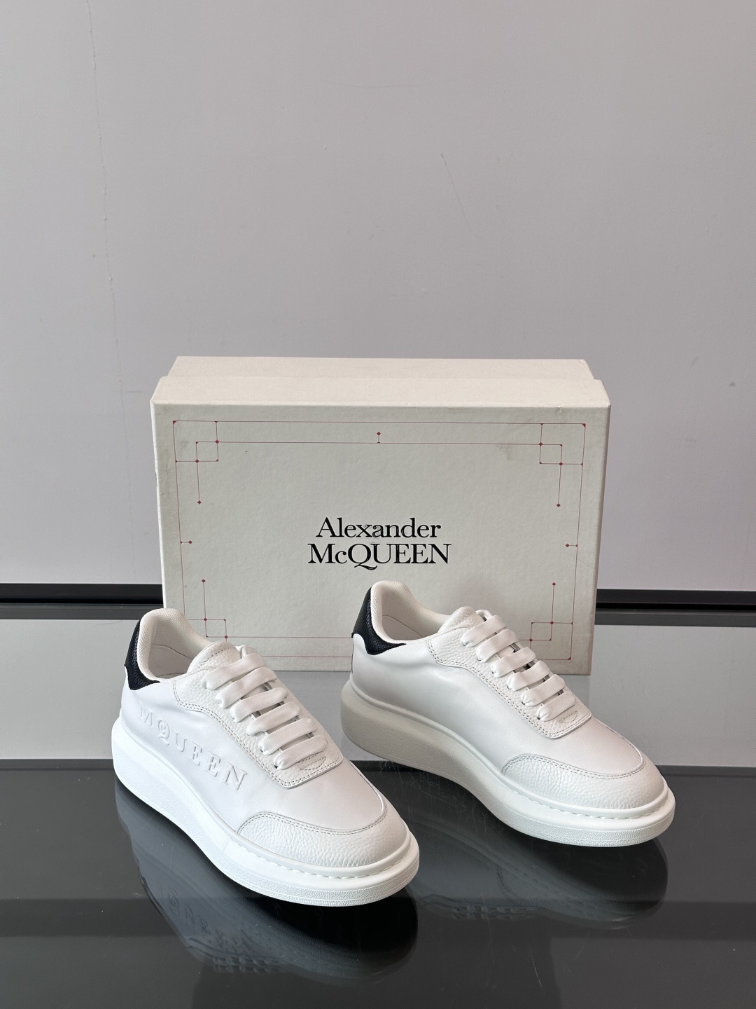 𝐀𝐥𝐞𝐱𝐚𝐧𝐝𝐞𝐫 𝐌𝐜𝐐𝐔𝐄𝐄𝐍亚历山麦昆情侣款‼️ 休闲鞋👟。终极版本 随意PK柜货 麦昆这鞋款一出