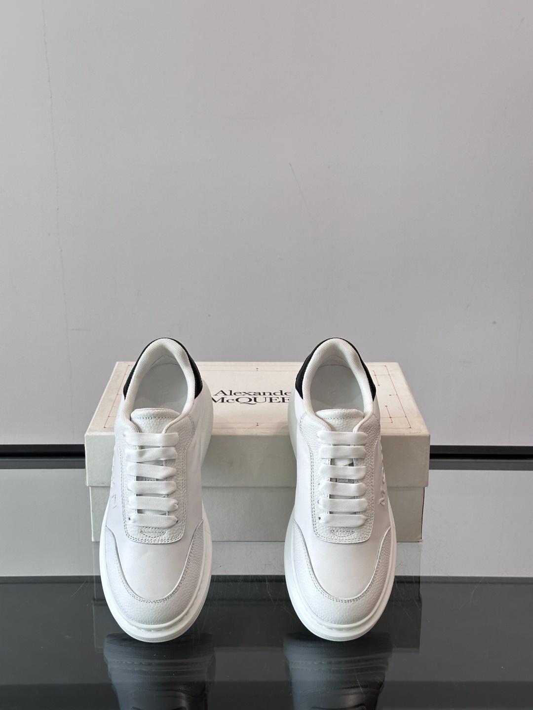 𝐀𝐥𝐞𝐱𝐚𝐧𝐝𝐞𝐫 𝐌𝐜𝐐𝐔𝐄𝐄𝐍亚历山麦昆情侣款‼️ 休闲鞋👟。终极版本 随意PK柜货 麦昆这鞋款一出