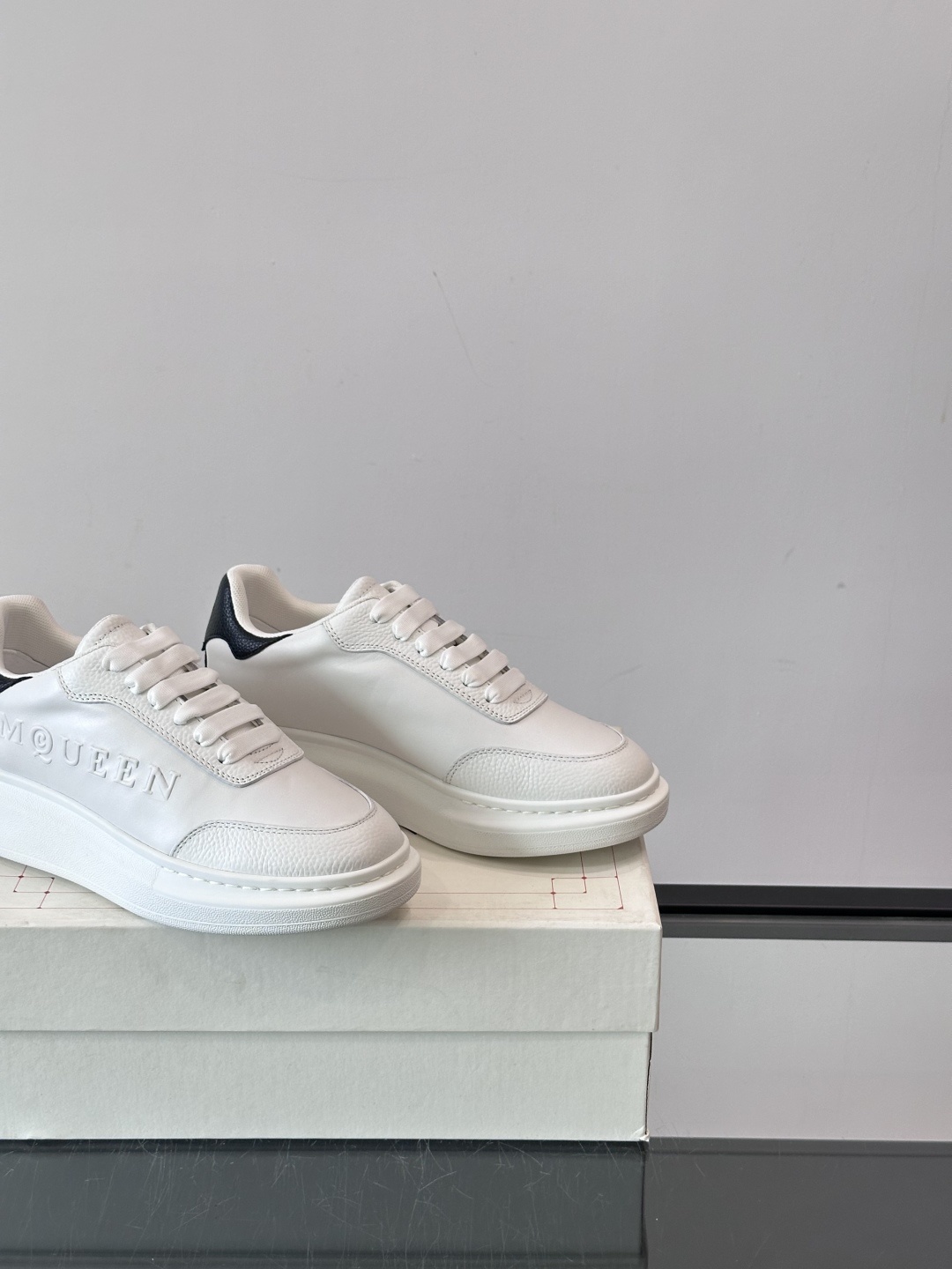 𝐀𝐥𝐞𝐱𝐚𝐧𝐝𝐞𝐫 𝐌𝐜𝐐𝐔𝐄𝐄𝐍亚历山麦昆情侣款‼️ 休闲鞋👟。终极版本 随意PK柜货 麦昆这鞋款一出