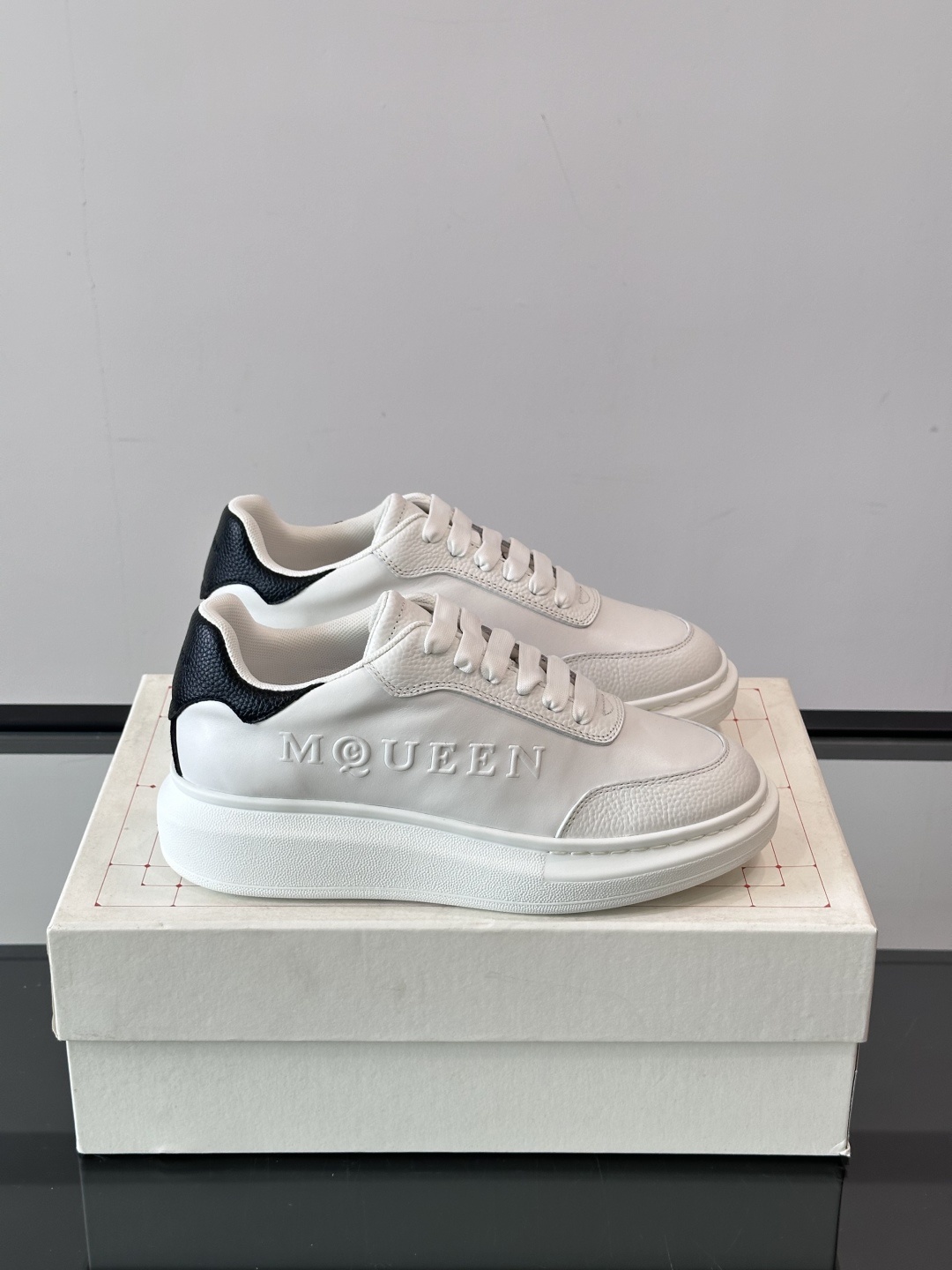 𝐀𝐥𝐞𝐱𝐚𝐧𝐝𝐞𝐫 𝐌𝐜𝐐𝐔𝐄𝐄𝐍亚历山麦昆情侣款‼️ 休闲鞋👟。终极版本 随意PK柜货 麦昆这鞋款一出