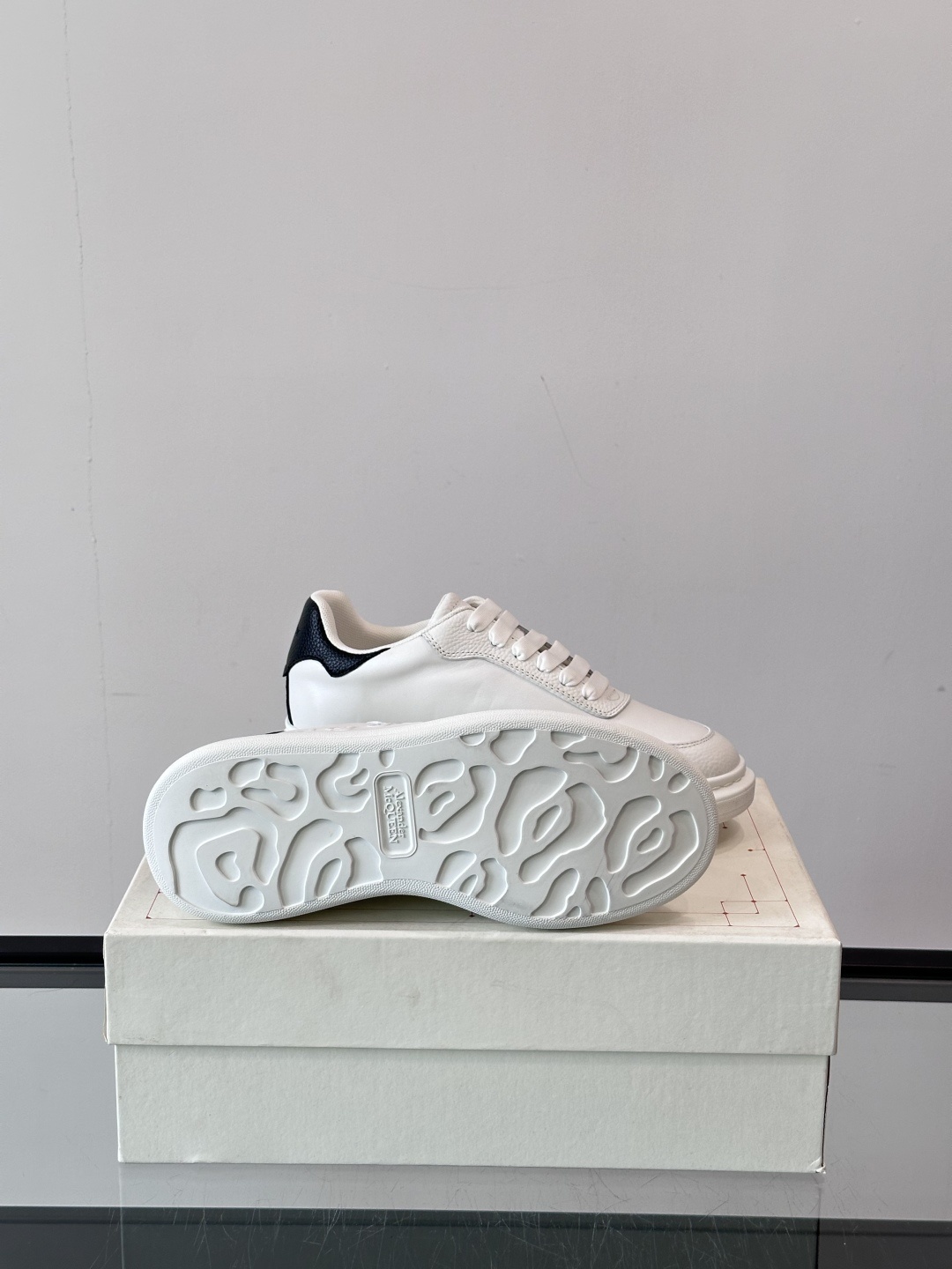 𝐀𝐥𝐞𝐱𝐚𝐧𝐝𝐞𝐫 𝐌𝐜𝐐𝐔𝐄𝐄𝐍亚历山麦昆情侣款‼️ 休闲鞋👟。终极版本 随意PK柜货 麦昆这鞋款一出