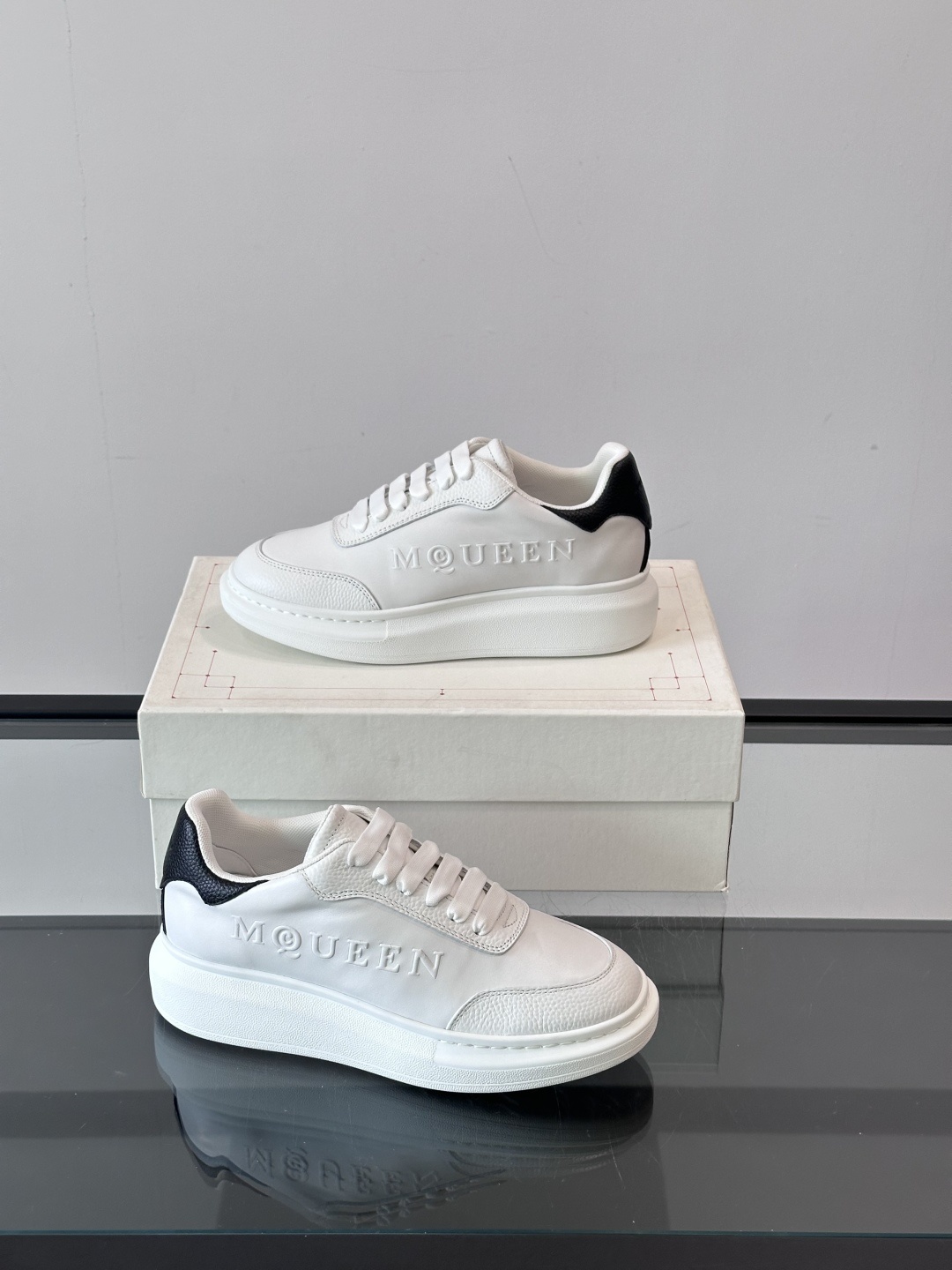 𝐀𝐥𝐞𝐱𝐚𝐧𝐝𝐞𝐫 𝐌𝐜𝐐𝐔𝐄𝐄𝐍亚历山麦昆情侣款‼️ 休闲鞋👟。终极版本 随意PK柜货 麦昆这鞋款一出