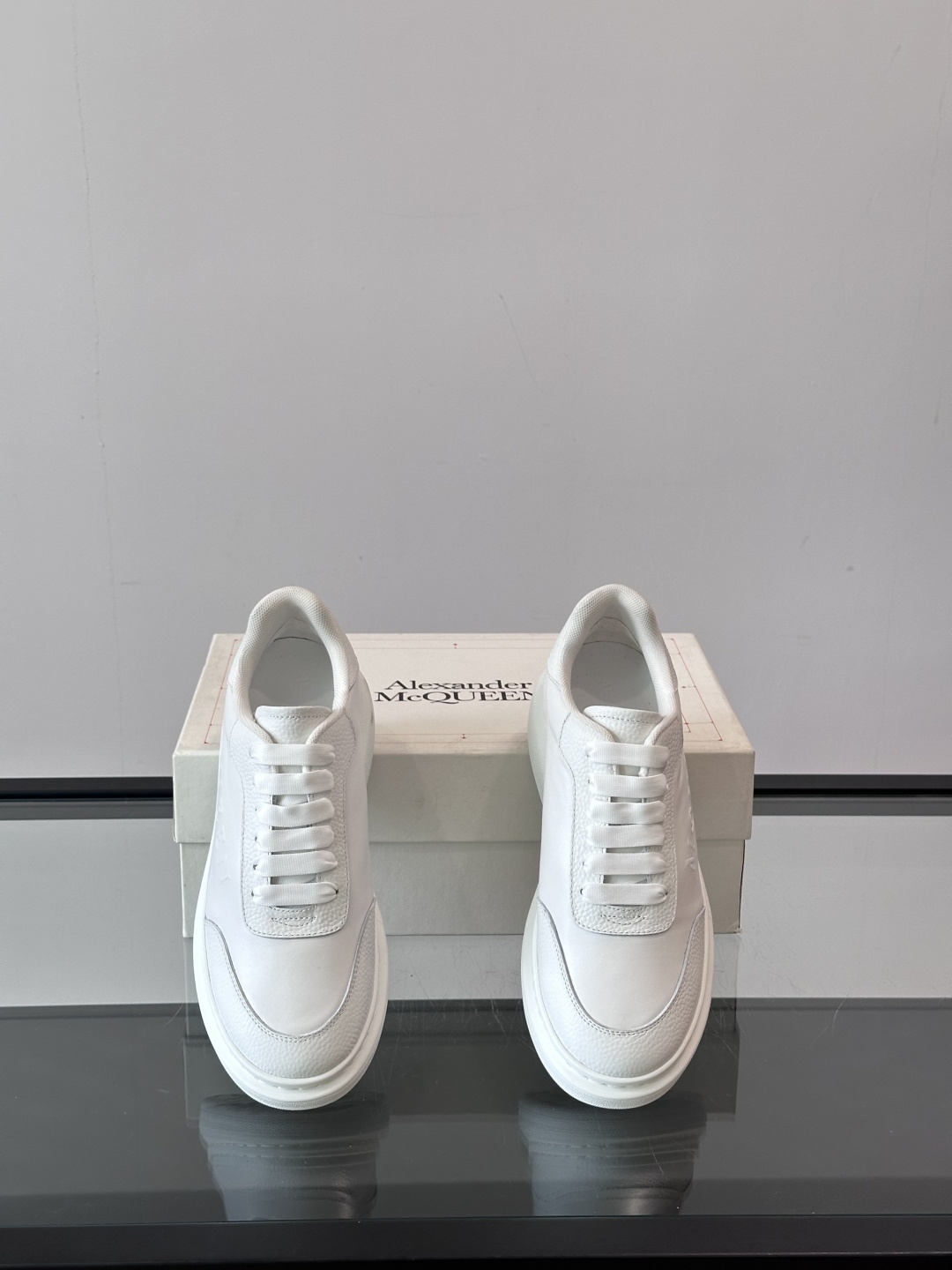 𝐀𝐥𝐞𝐱𝐚𝐧𝐝𝐞𝐫 𝐌𝐜𝐐𝐔𝐄𝐄𝐍亚历山麦昆情侣款‼️ 休闲鞋👟。终极版本 随意PK柜货 麦昆这鞋款一出