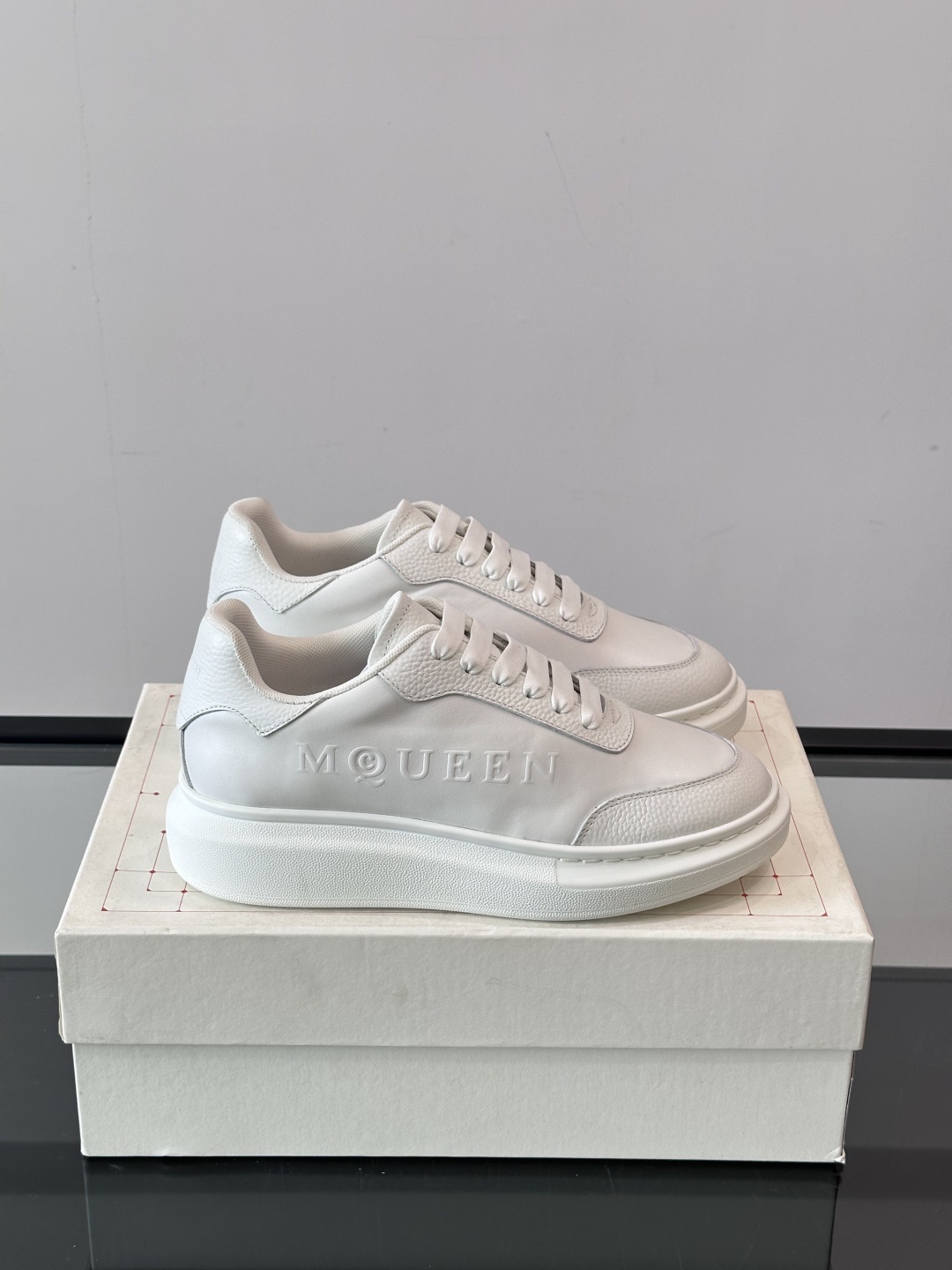 𝐀𝐥𝐞𝐱𝐚𝐧𝐝𝐞𝐫 𝐌𝐜𝐐𝐔𝐄𝐄𝐍亚历山麦昆情侣款‼️ 休闲鞋👟。终极版本 随意PK柜货 麦昆这鞋款一出