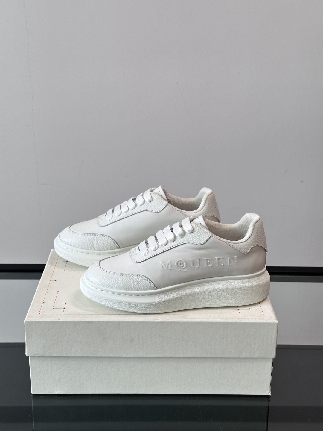 𝐀𝐥𝐞𝐱𝐚𝐧𝐝𝐞𝐫 𝐌𝐜𝐐𝐔𝐄𝐄𝐍亚历山麦昆情侣款‼️ 休闲鞋👟。终极版本 随意PK柜货 麦昆这鞋款一出