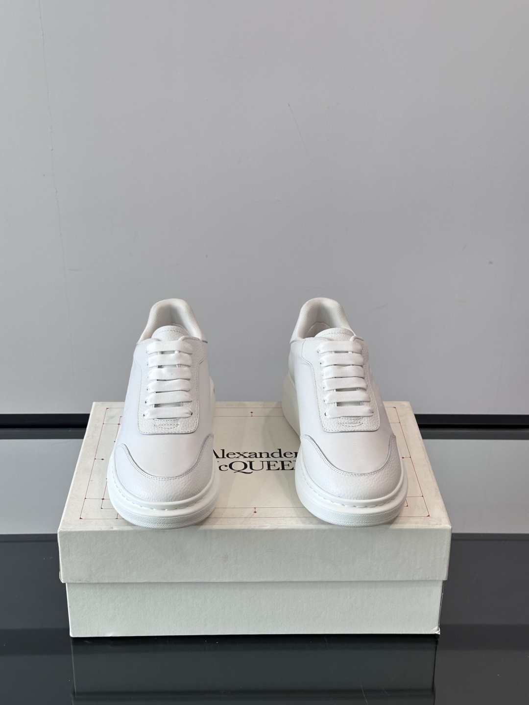 𝐀𝐥𝐞𝐱𝐚𝐧𝐝𝐞𝐫 𝐌𝐜𝐐𝐔𝐄𝐄𝐍亚历山麦昆情侣款‼️ 休闲鞋👟。终极版本 随意PK柜货 麦昆这鞋款一出