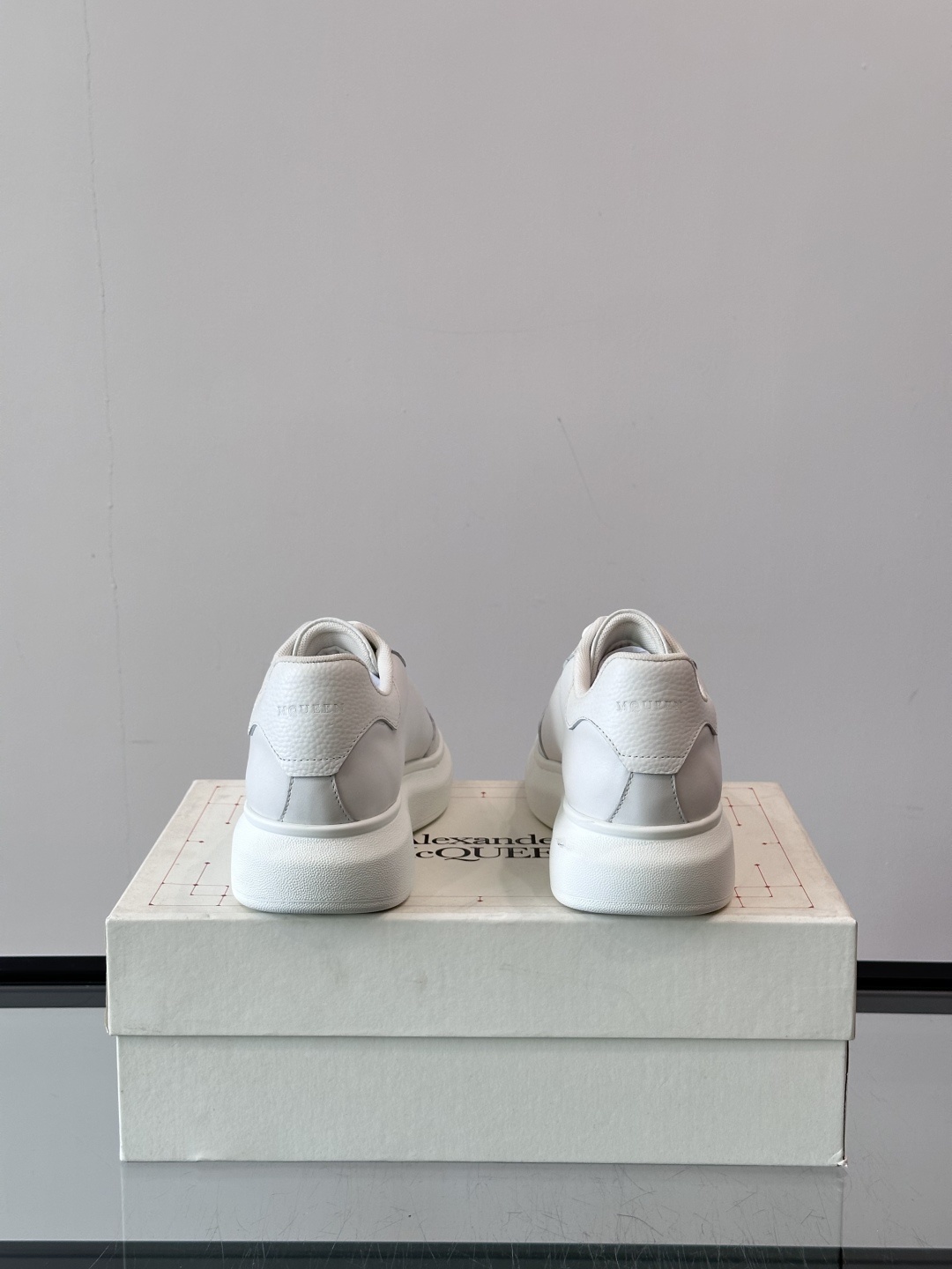 𝐀𝐥𝐞𝐱𝐚𝐧𝐝𝐞𝐫 𝐌𝐜𝐐𝐔𝐄𝐄𝐍亚历山麦昆情侣款‼️ 休闲鞋👟。终极版本 随意PK柜货 麦昆这鞋款一出