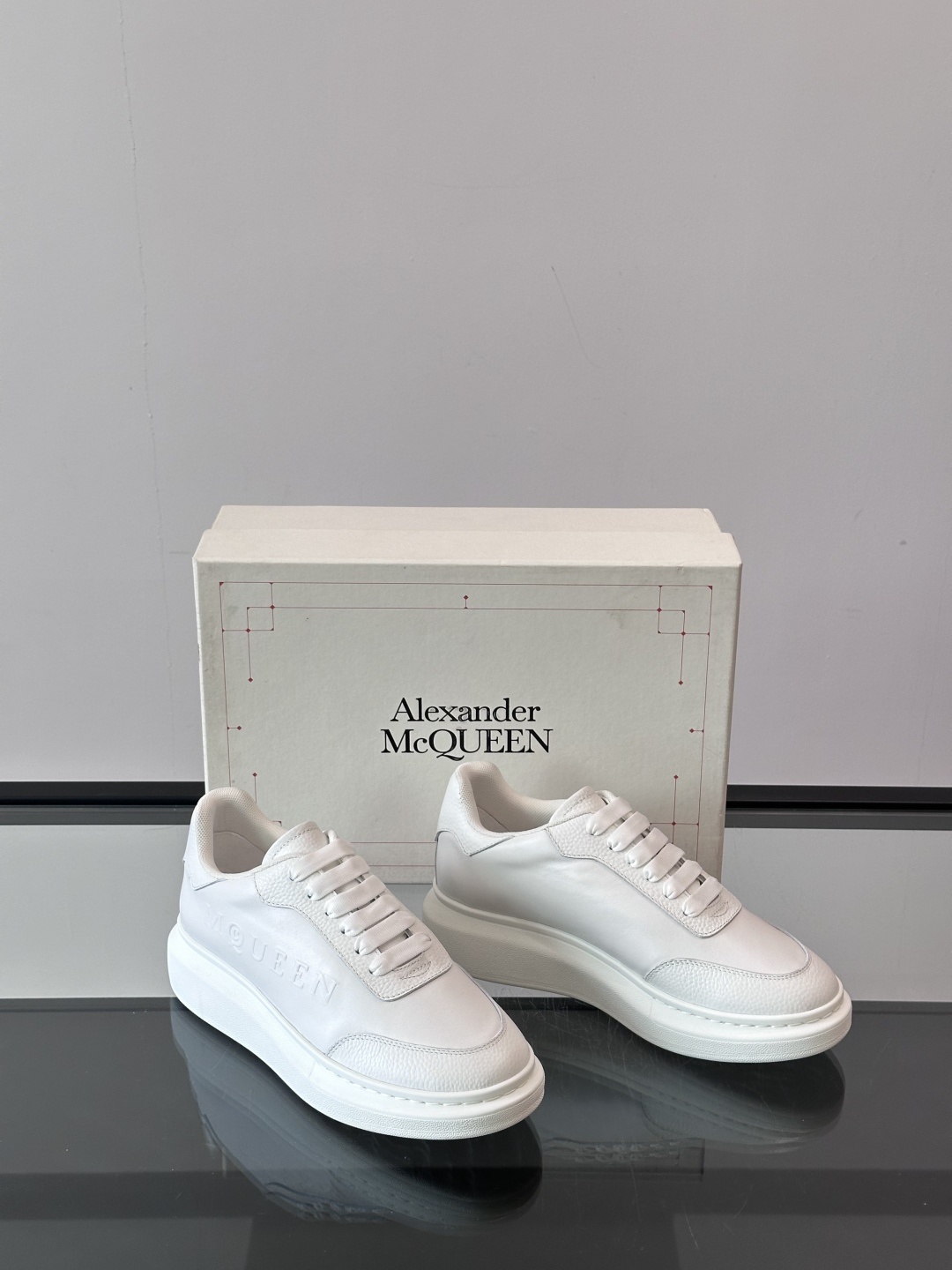 𝐀𝐥𝐞𝐱𝐚𝐧𝐝𝐞𝐫 𝐌𝐜𝐐𝐔𝐄𝐄𝐍亚历山麦昆情侣款‼️ 休闲鞋👟。终极版本 随意PK柜货 麦昆这鞋款一出