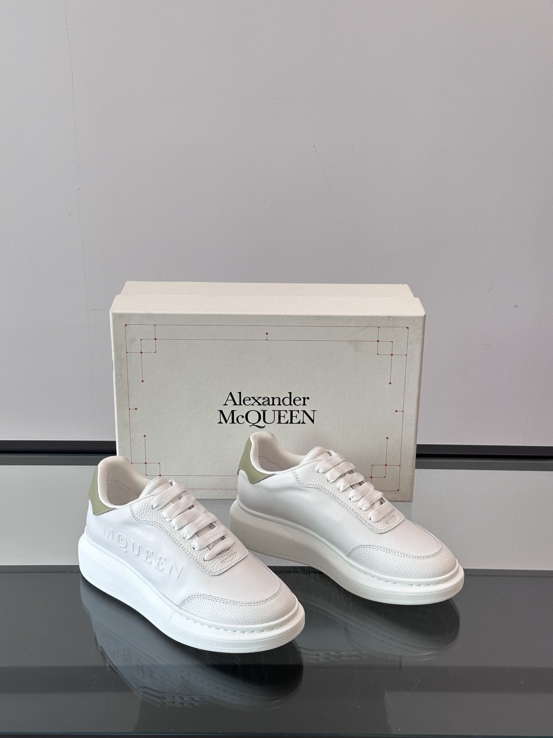𝐀𝐥𝐞𝐱𝐚𝐧𝐝𝐞𝐫 𝐌𝐜𝐐𝐔𝐄𝐄𝐍亚历山麦昆情侣款‼️ 休闲鞋👟。终极版本 随意PK柜货 麦昆这鞋款一出
