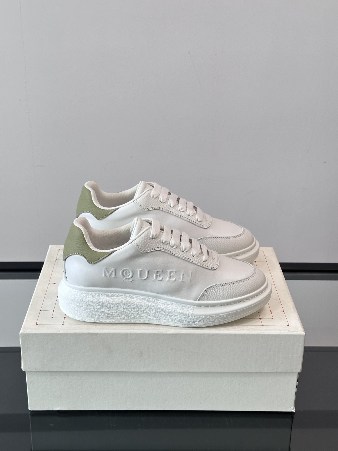 𝐀𝐥𝐞𝐱𝐚𝐧𝐝𝐞𝐫 𝐌𝐜𝐐𝐔𝐄𝐄𝐍亚历山麦昆情侣款‼️ 休闲鞋👟。终极版本 随意PK柜货 麦昆这鞋款一出
